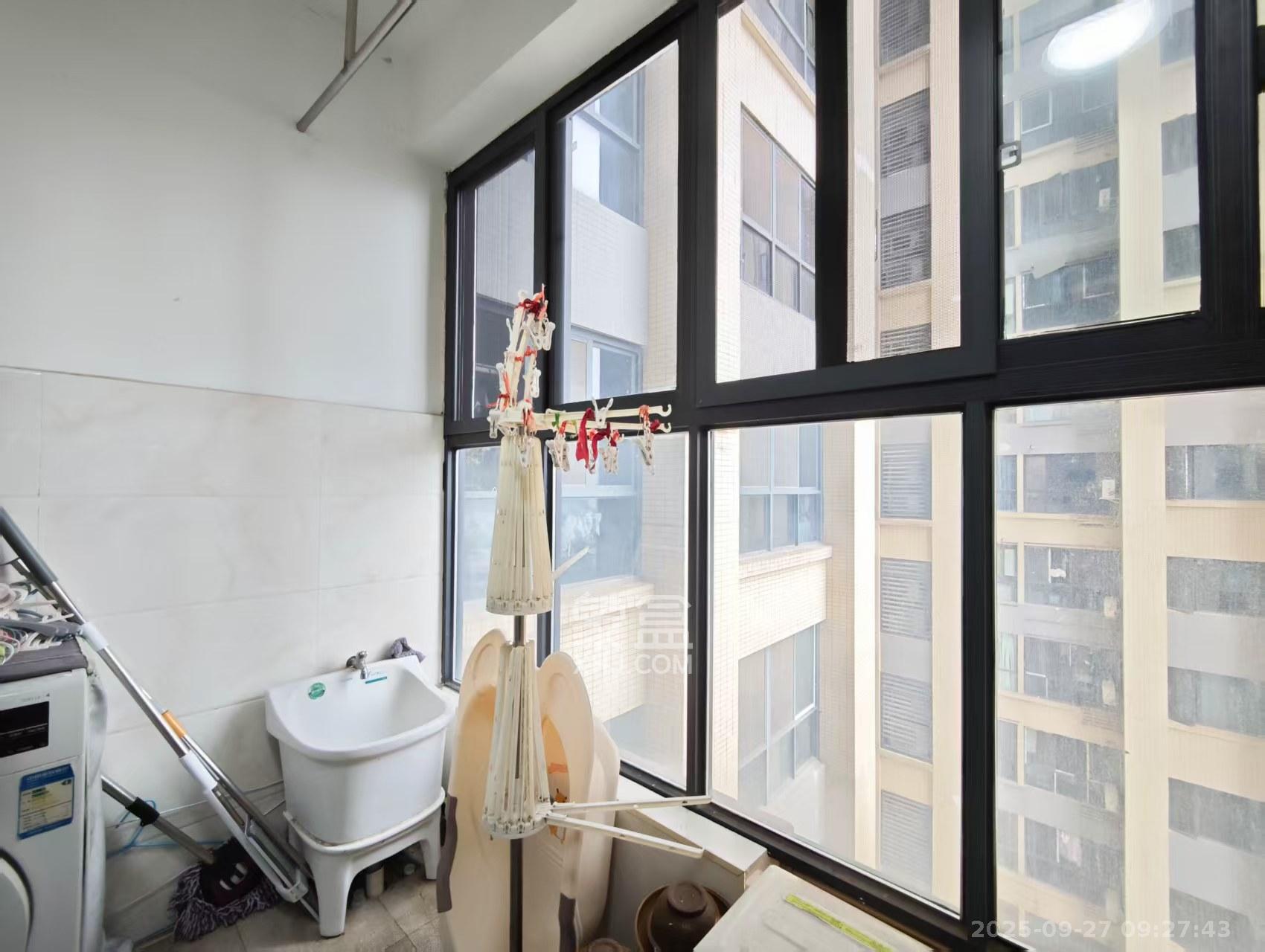 长房半岛蓝湾（观山月）  3室2厅1卫    2100.0元/月室内图