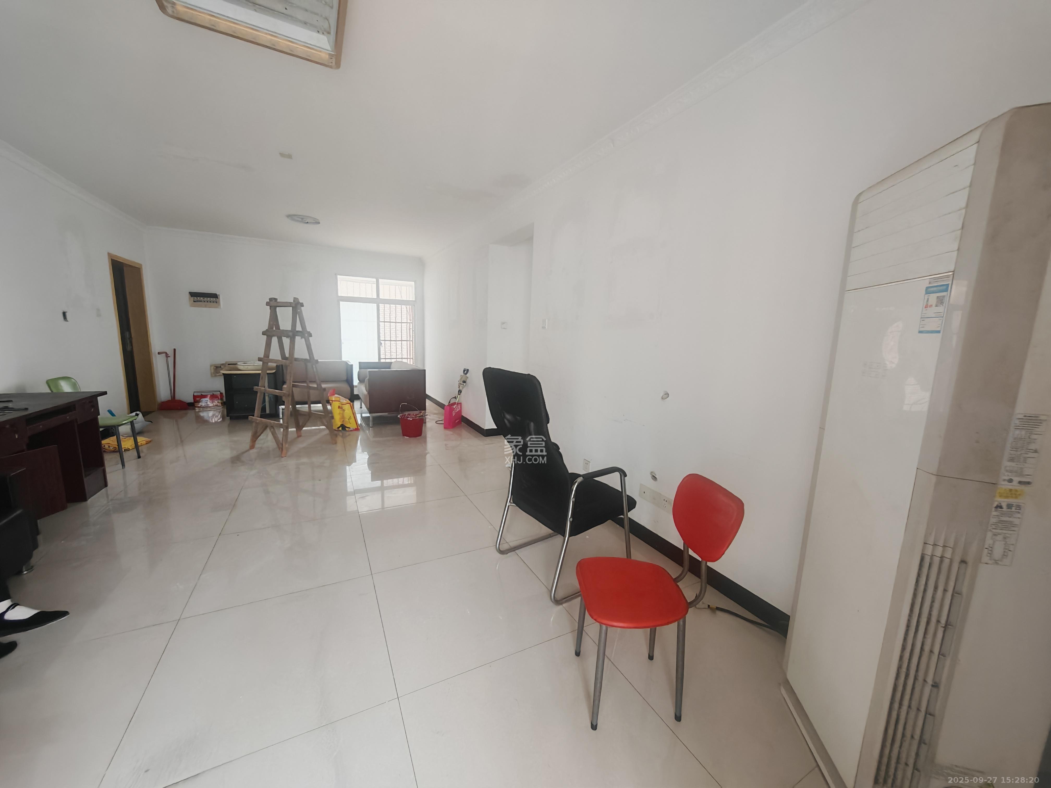 骑龙安置小区  3室2厅2卫    2600.0元/月室内图