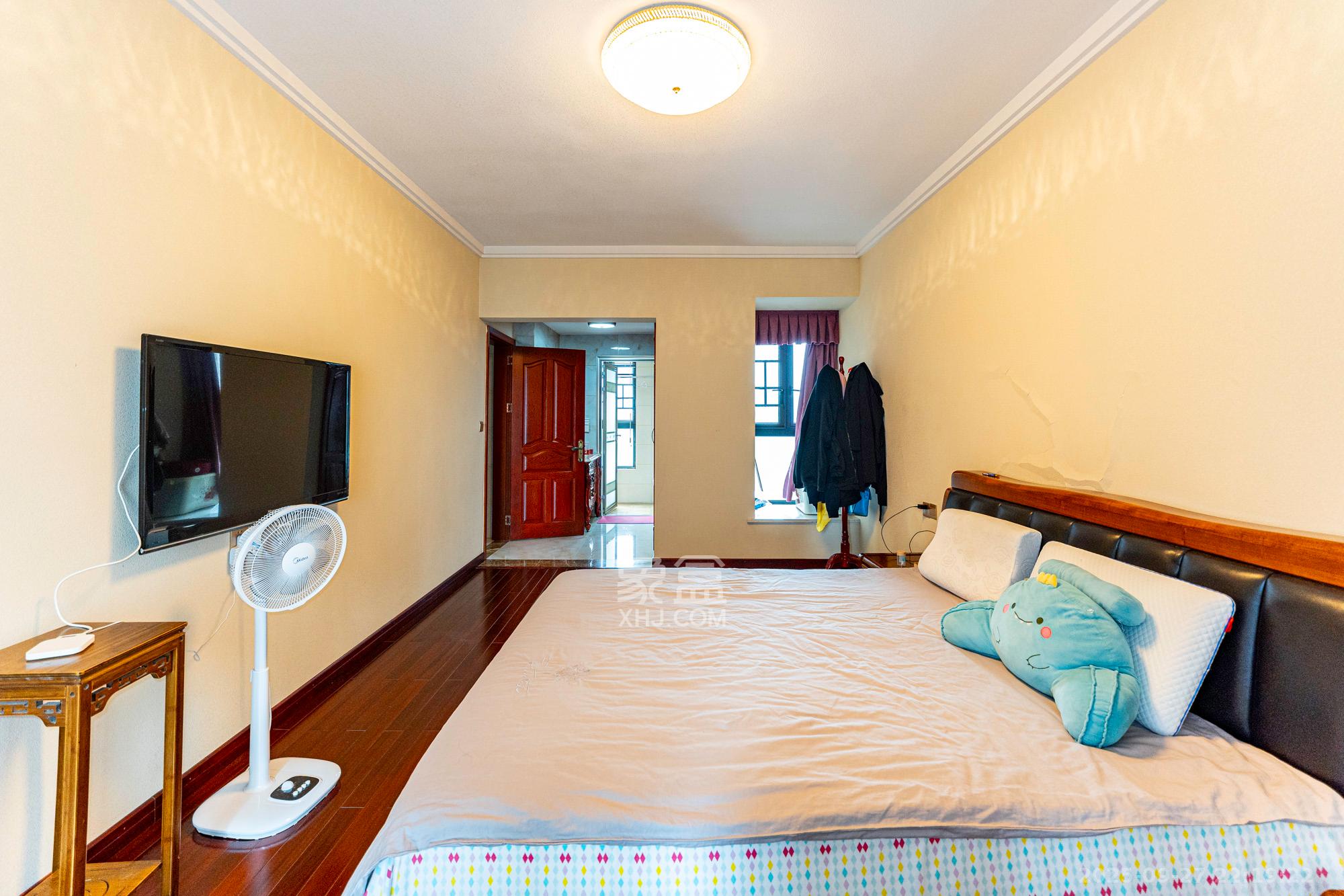 藏珑湖上国际花园 4室2厅2卫 158.0万 藏珑湖上国际花园 4室2厅2卫 158.0万卧室