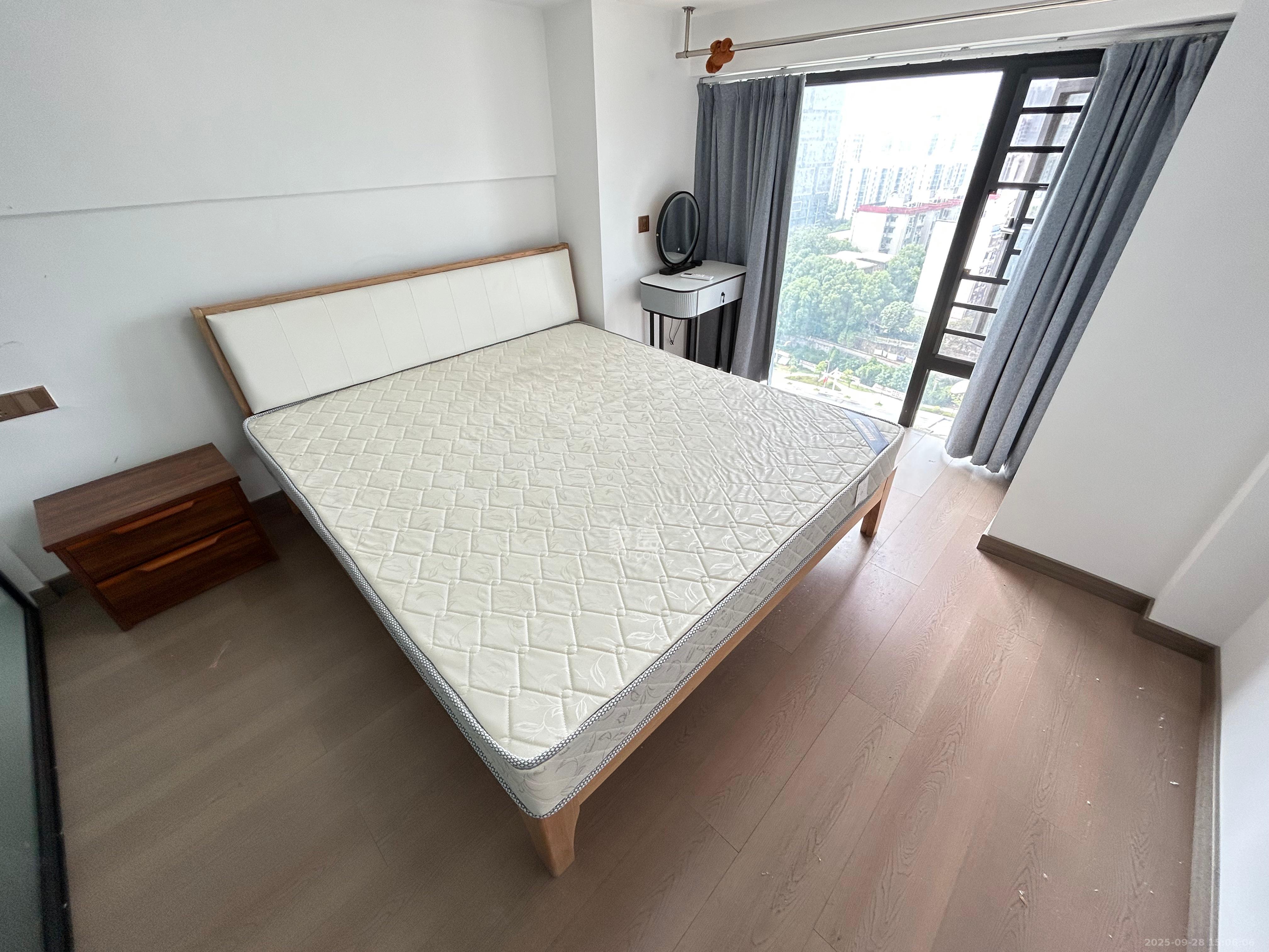 越秀悦湖台  2室2厅1卫   2200.00元/月室内图
