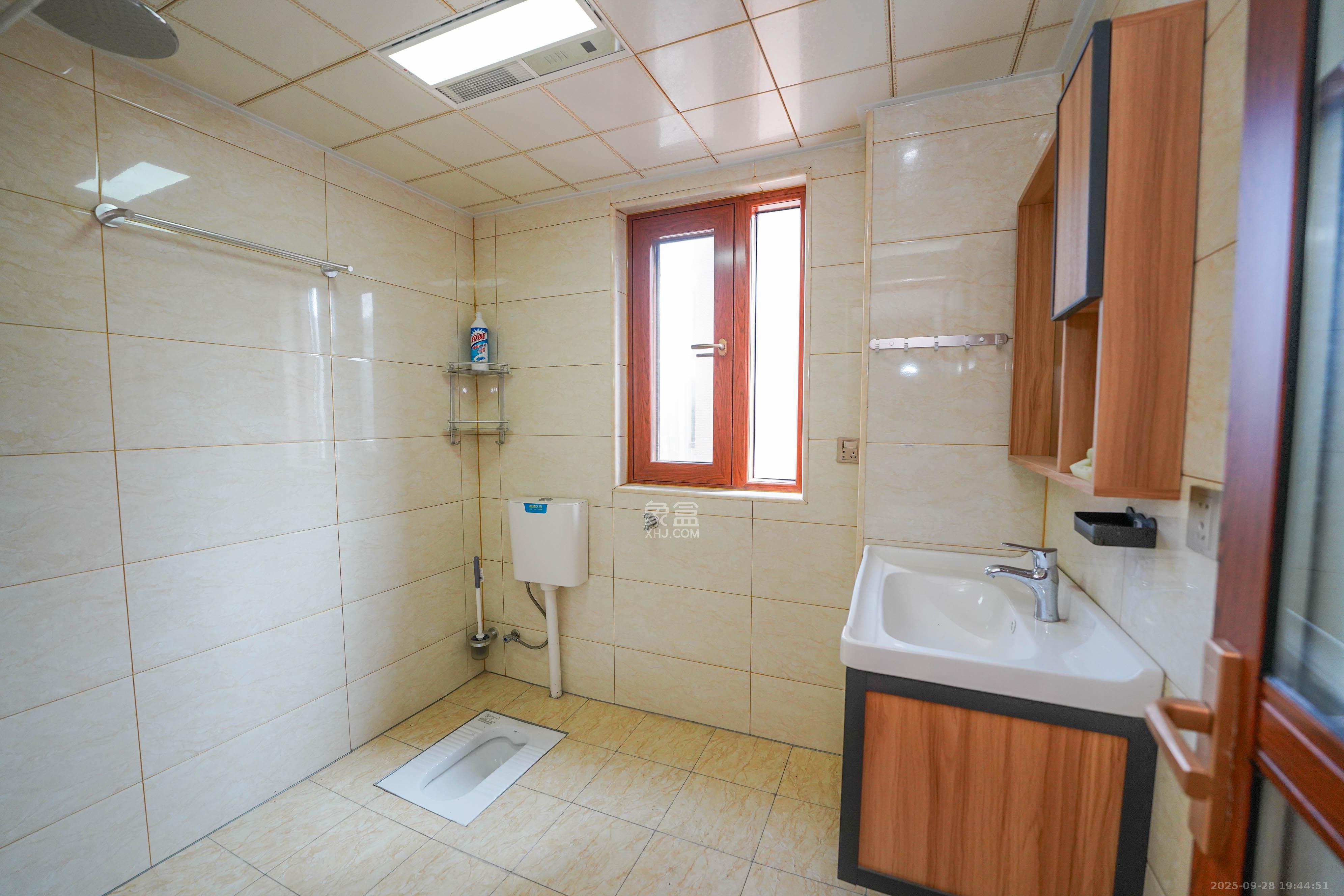 丽发新城  3室2厅2卫    99.0万卫生间