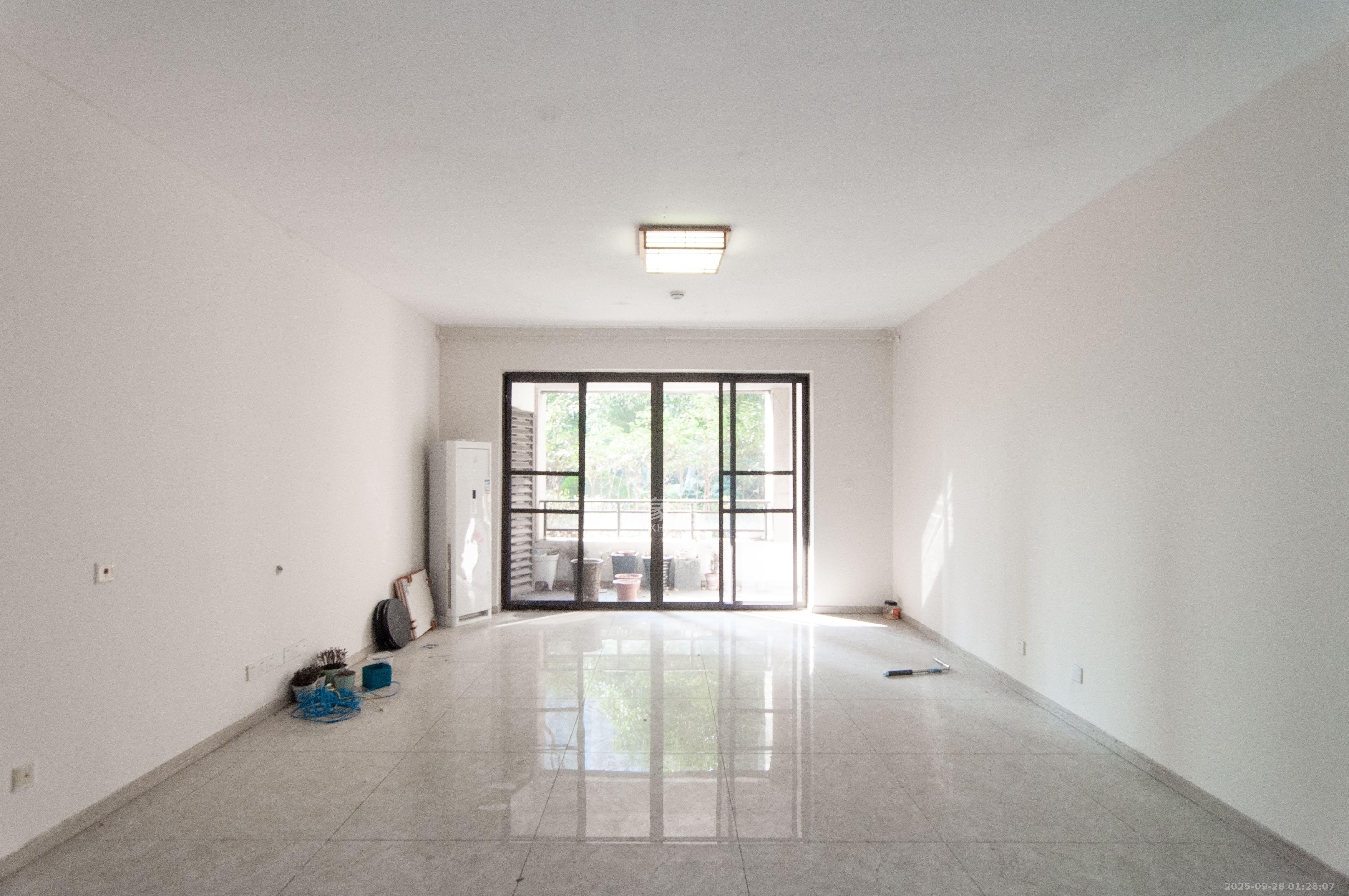 金茂梅溪湖 7室3厅3卫 388.0万 金茂梅溪湖 7室3厅3卫 388.0万客厅