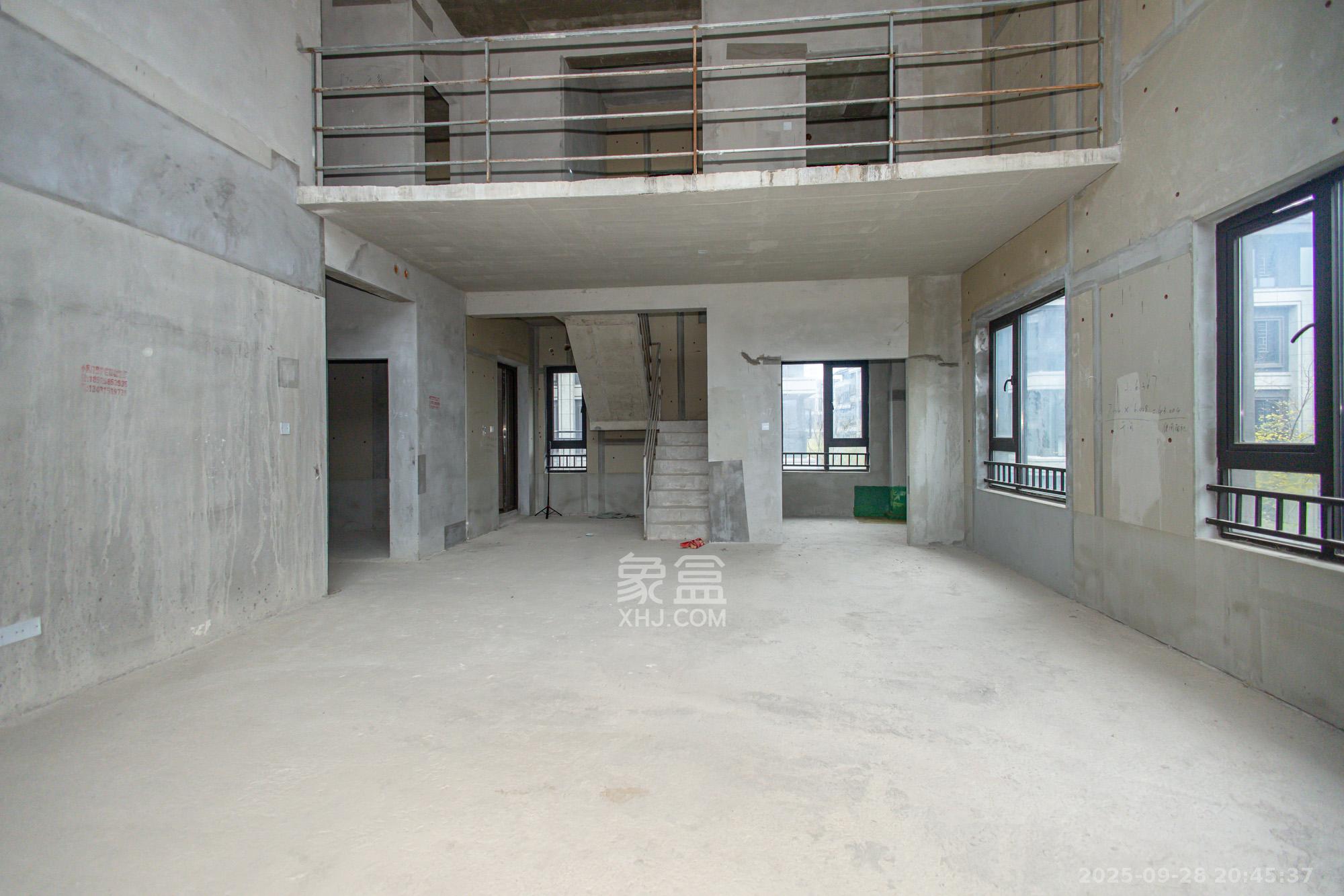 东原麓印长江C区  4室2厅2卫    300.0万客厅