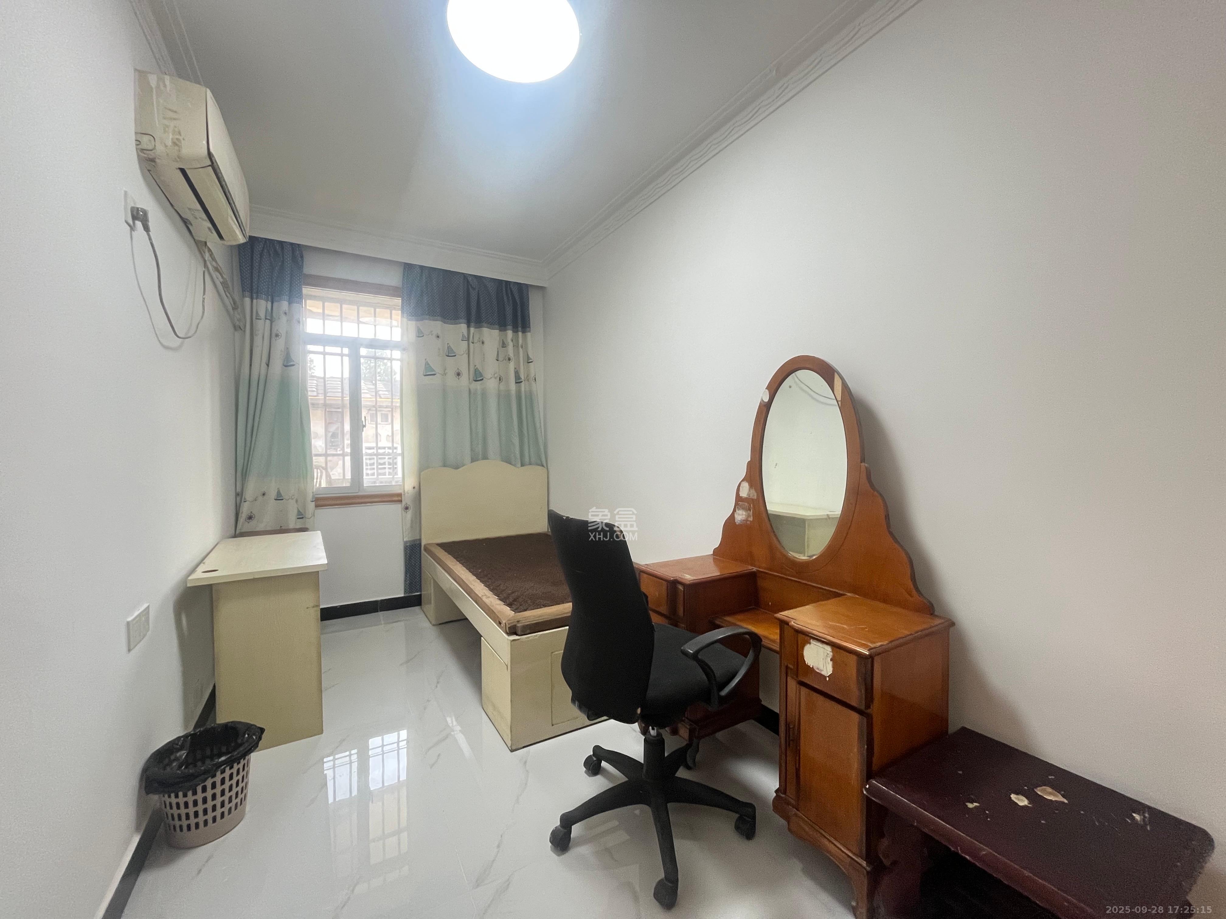 红旗区三片  1室1厅1卫    1200.0元/月室内图