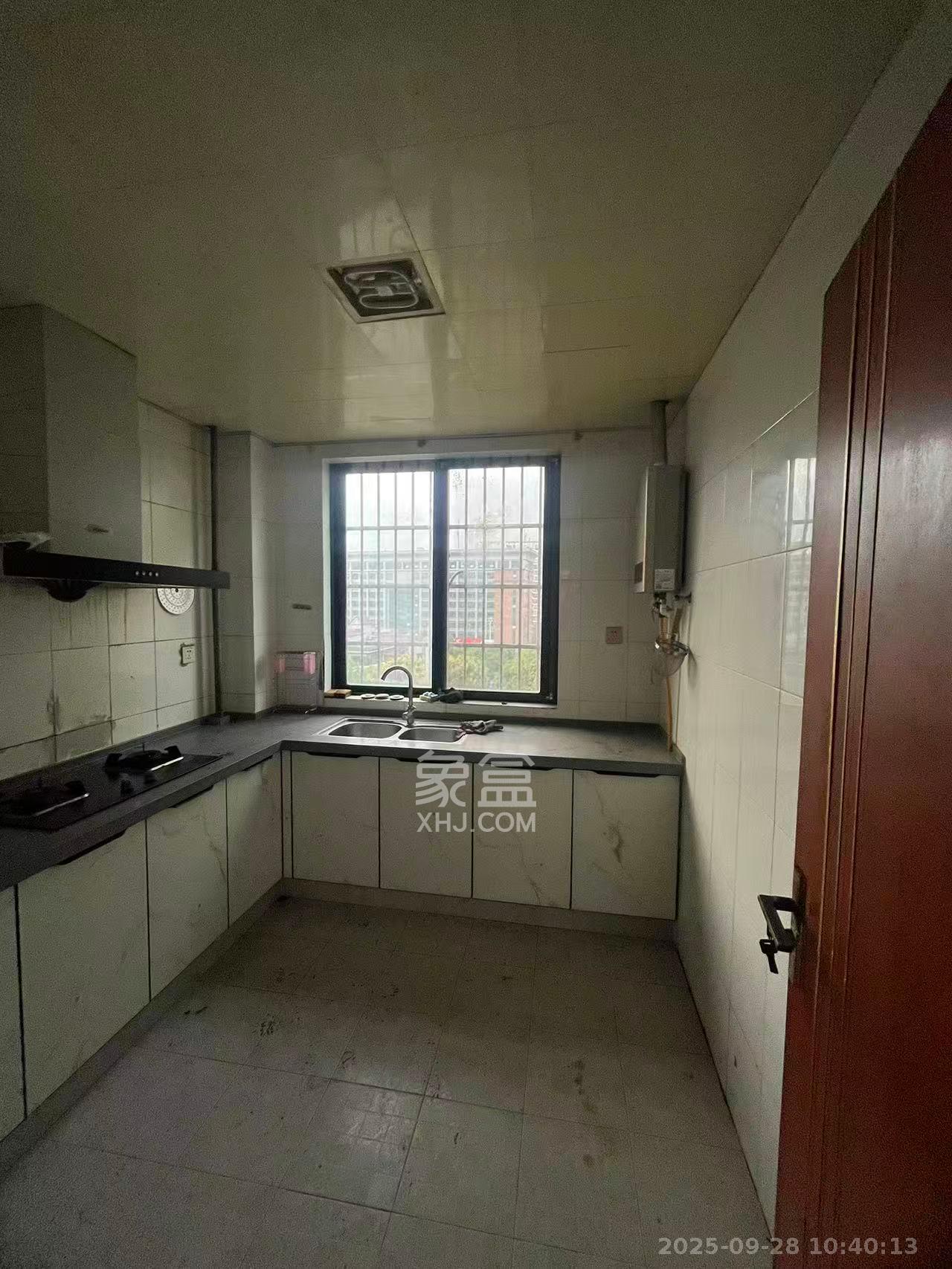 满庭芳小区 3室2厅2卫 2200.0元/月 满庭芳小区 3室2厅2卫 2200.0元/月室内图