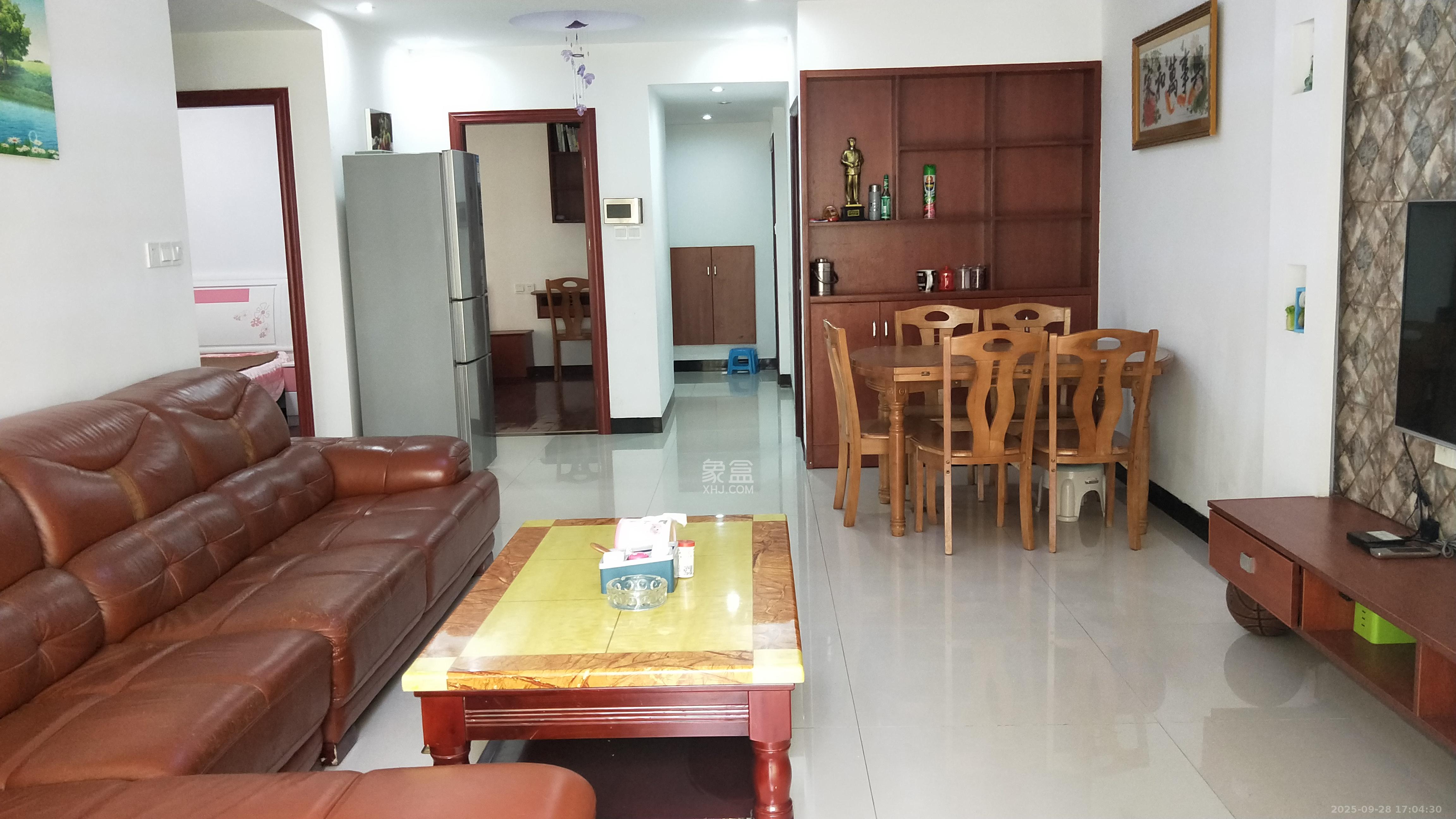 阳光晶城  3室2厅1卫    2000.0元/月室内图