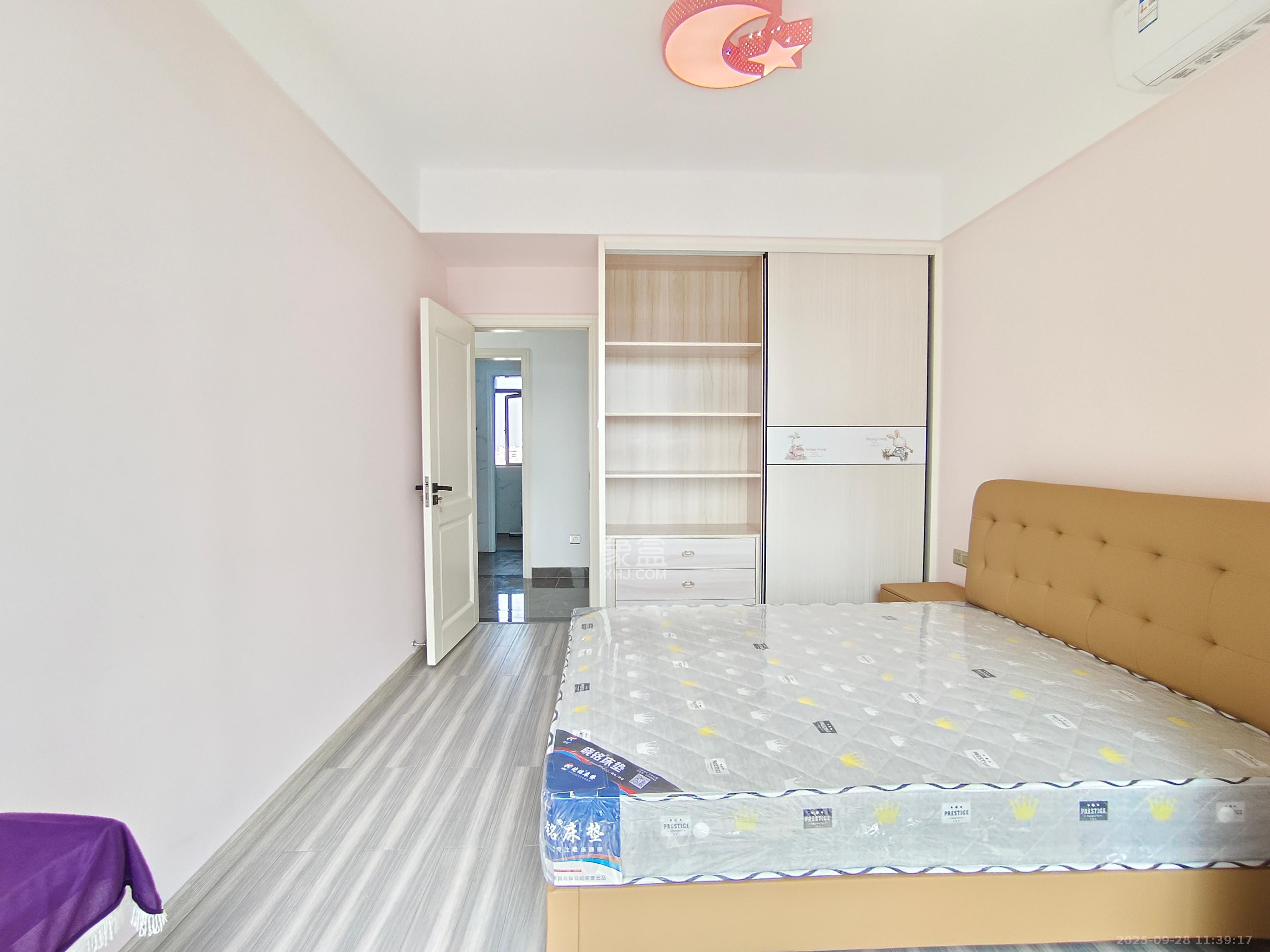 恒泰广场  4室2厅2卫   3200.00元/月室内图