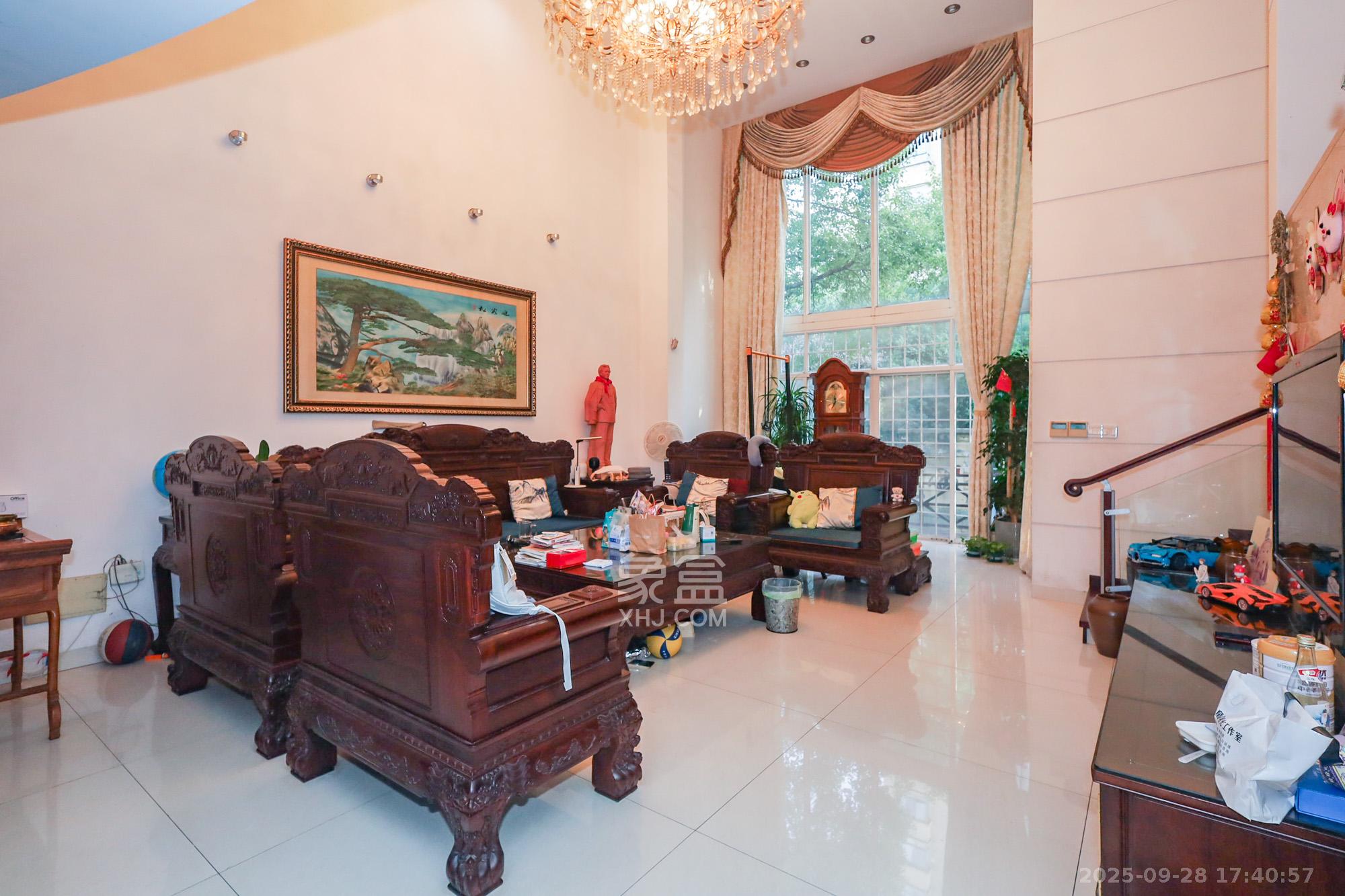 八方小区D区  4室2厅2卫    687.0万客厅