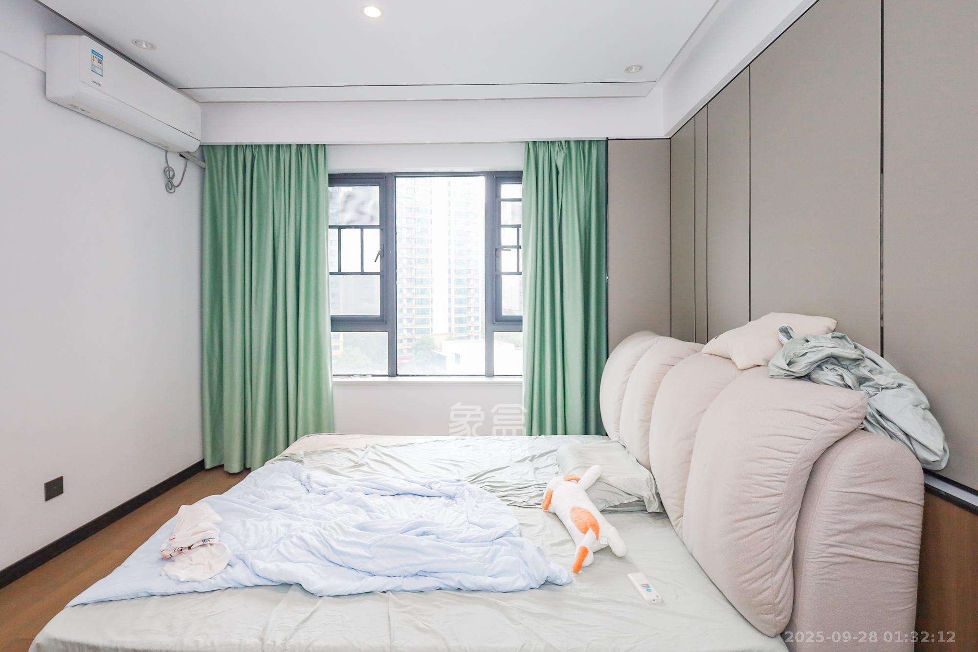 卓越中寰 4室2厅2卫 245.0万 卓越中寰 4室2厅2卫 245.0万卧室