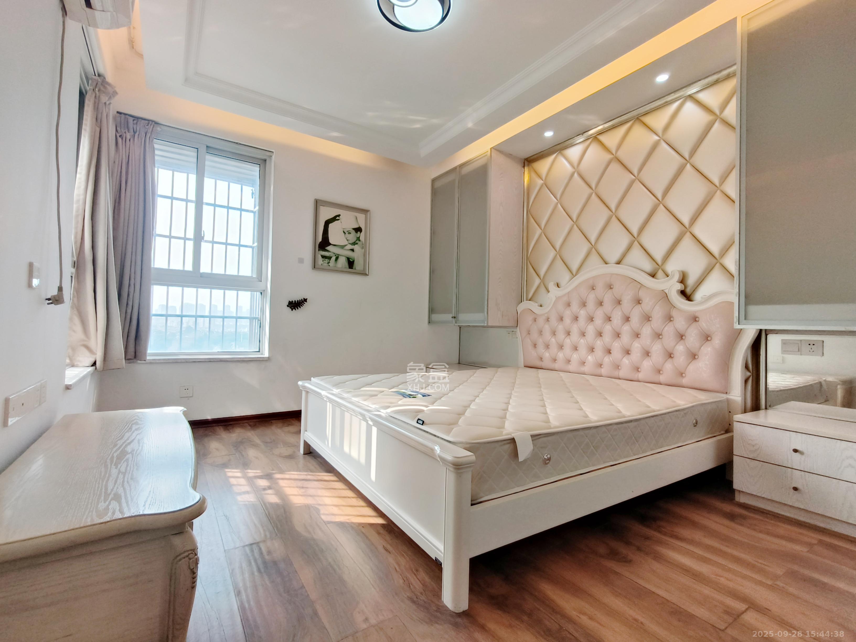 爱琴海岸  3室2厅2卫    2300.0元/月室内图