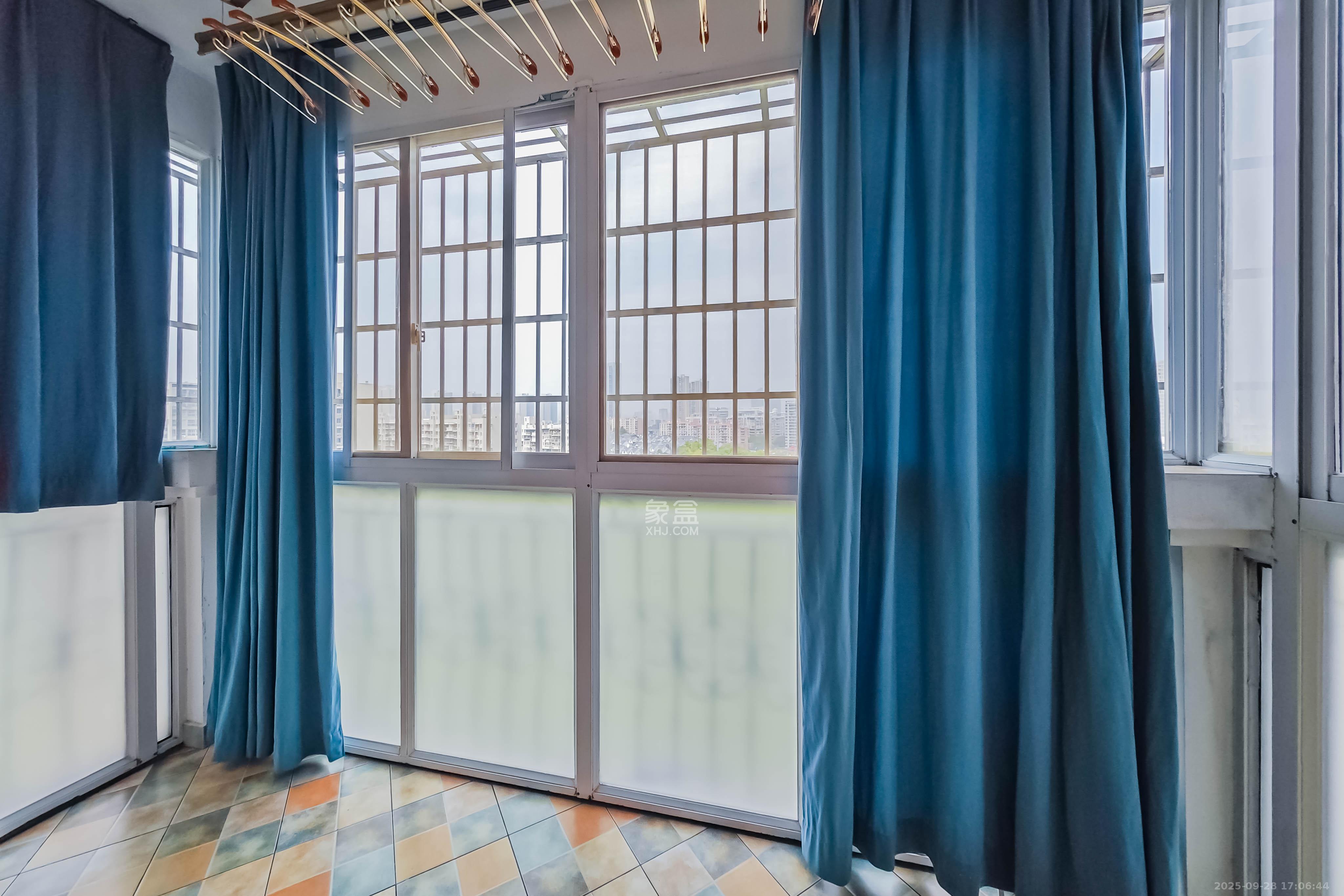 雅致名园  3室2厅2卫    228.0万阳台