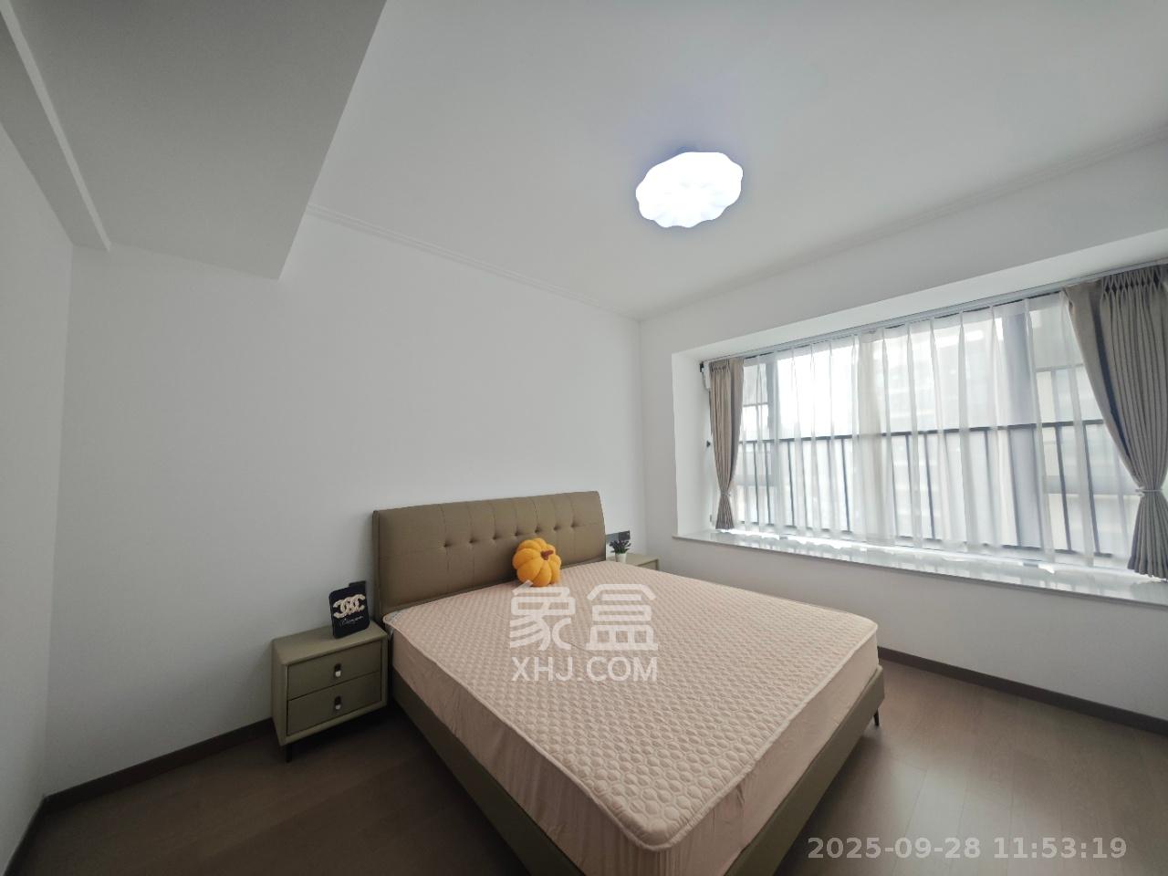 绿地V岛  4室2厅2卫   4300.00元/月室内图