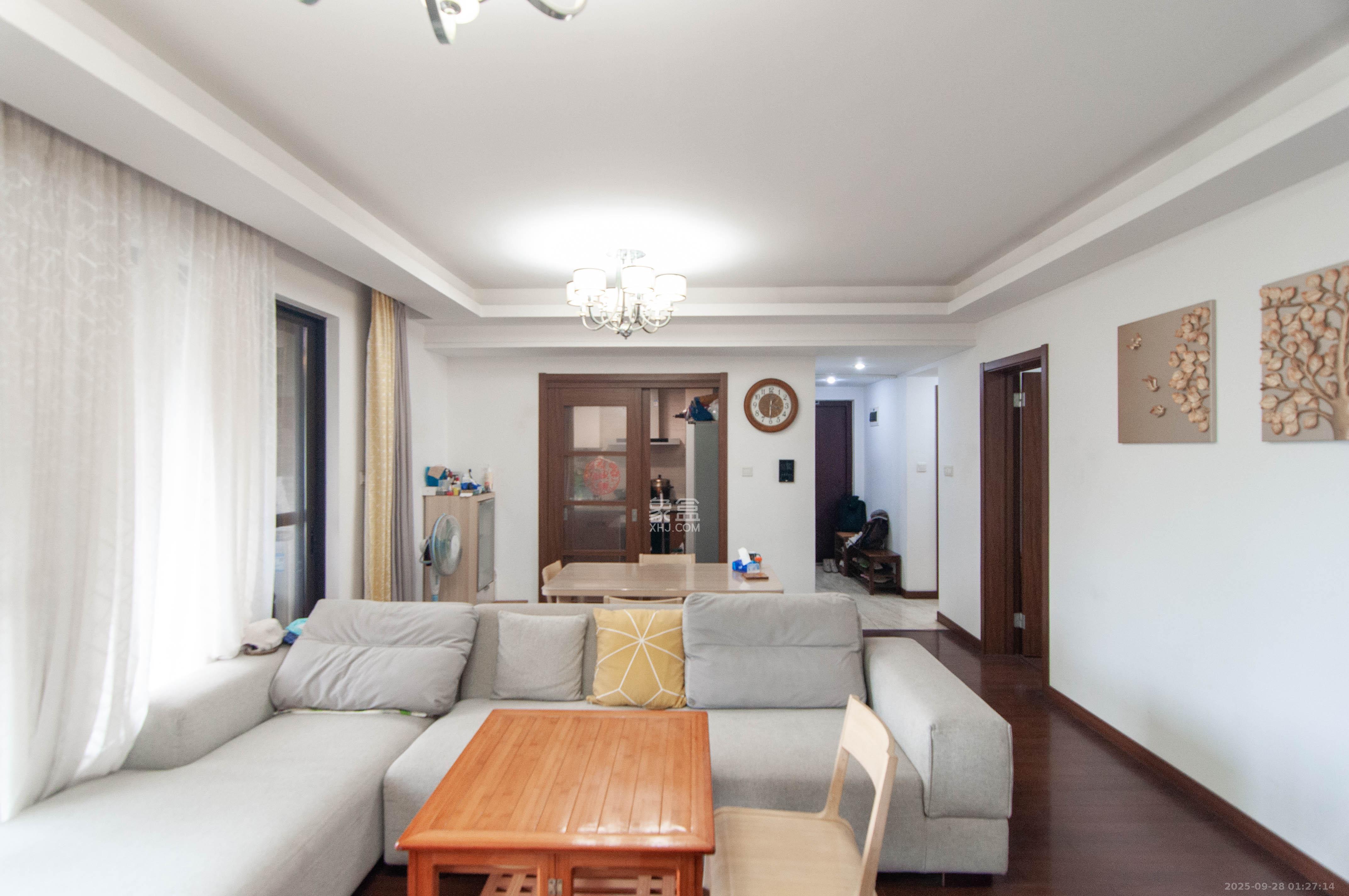 万科里梅溪郡 3室2厅1卫 208.0万 万科里梅溪郡 3室2厅1卫 208.0万客厅