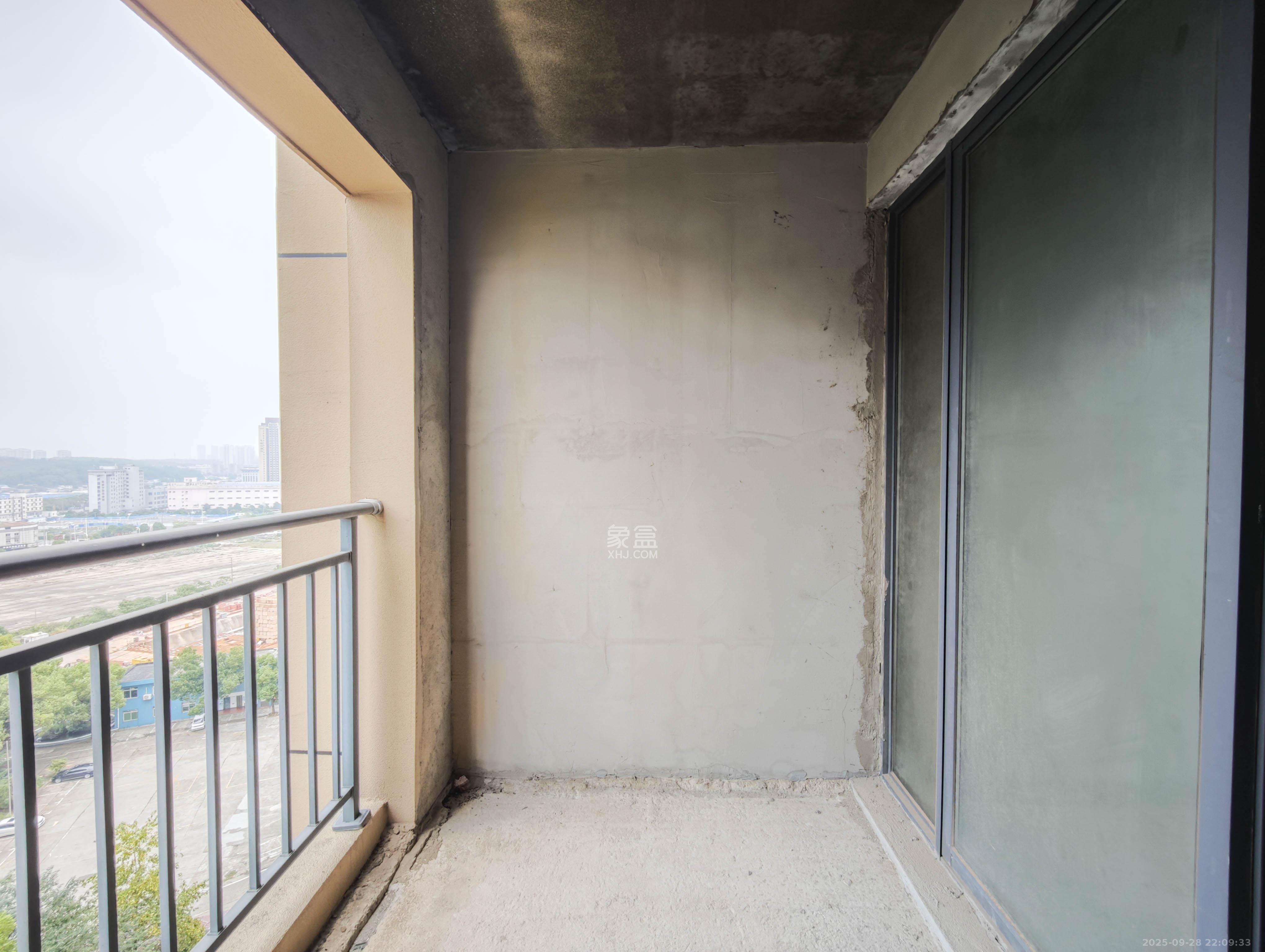 西湖鸿运佳苑 4室2厅2卫 135.0万 西湖鸿运佳苑 4室2厅2卫 135.0万阳台