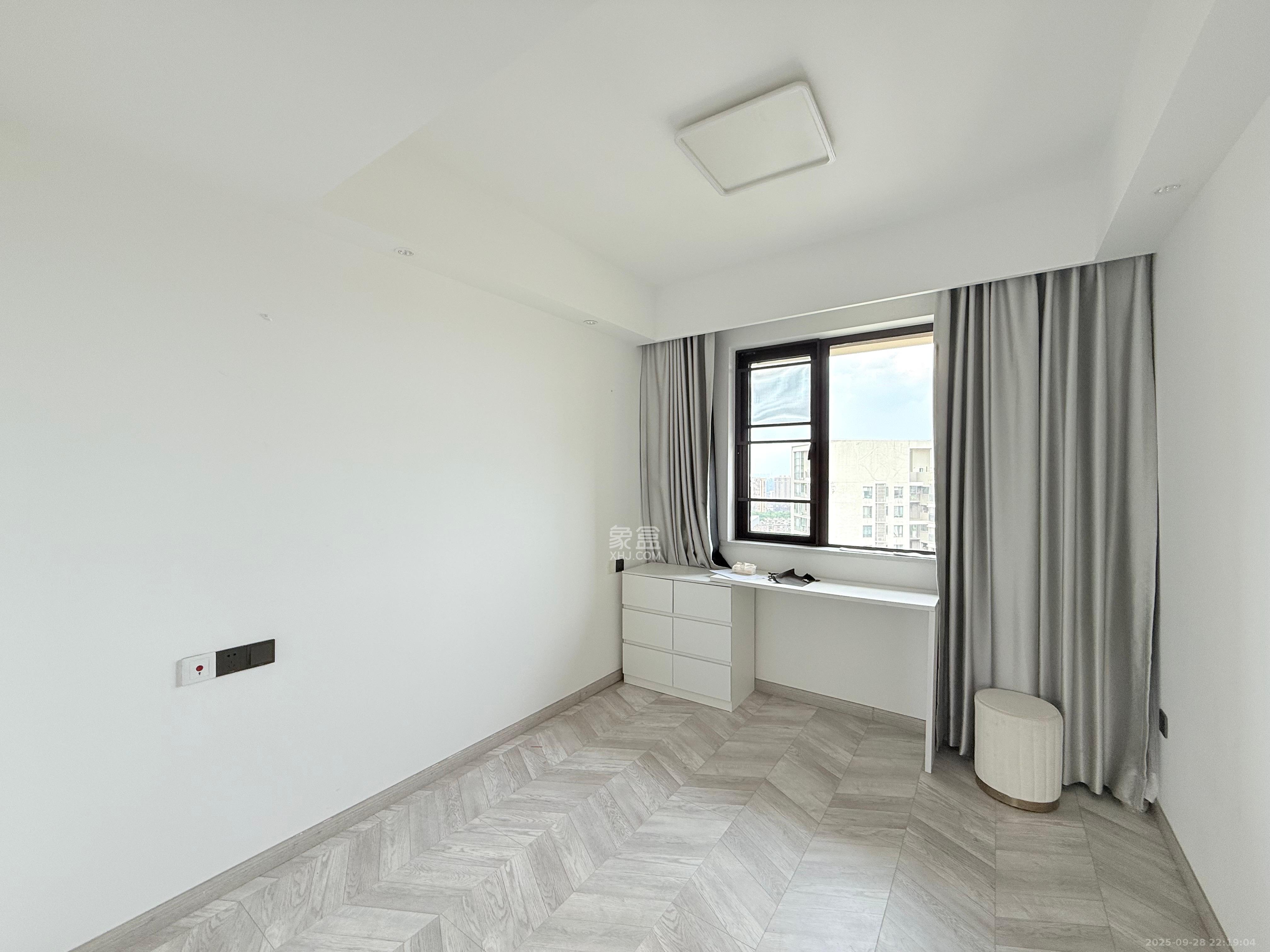 明昇壹城(明昇时代广场)二期  1室0厅0卫    1900.0元/月 明昇壹城(明昇时代广场)二期  1室0厅0卫    1900.0元/月