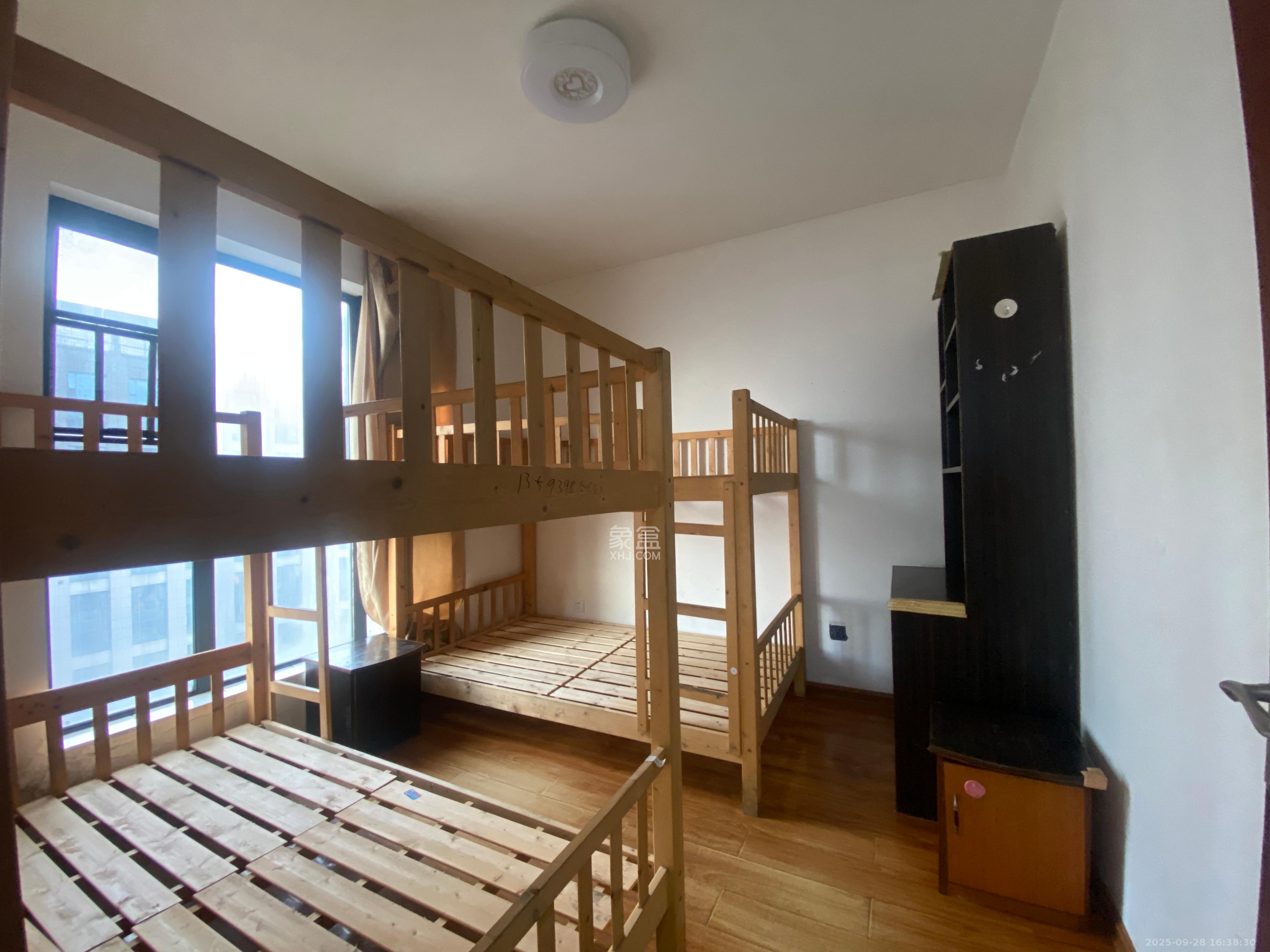 南庭城果 5室2厅2卫 2600.0元/月 南庭城果 5室2厅2卫 2600.0元/月室内图