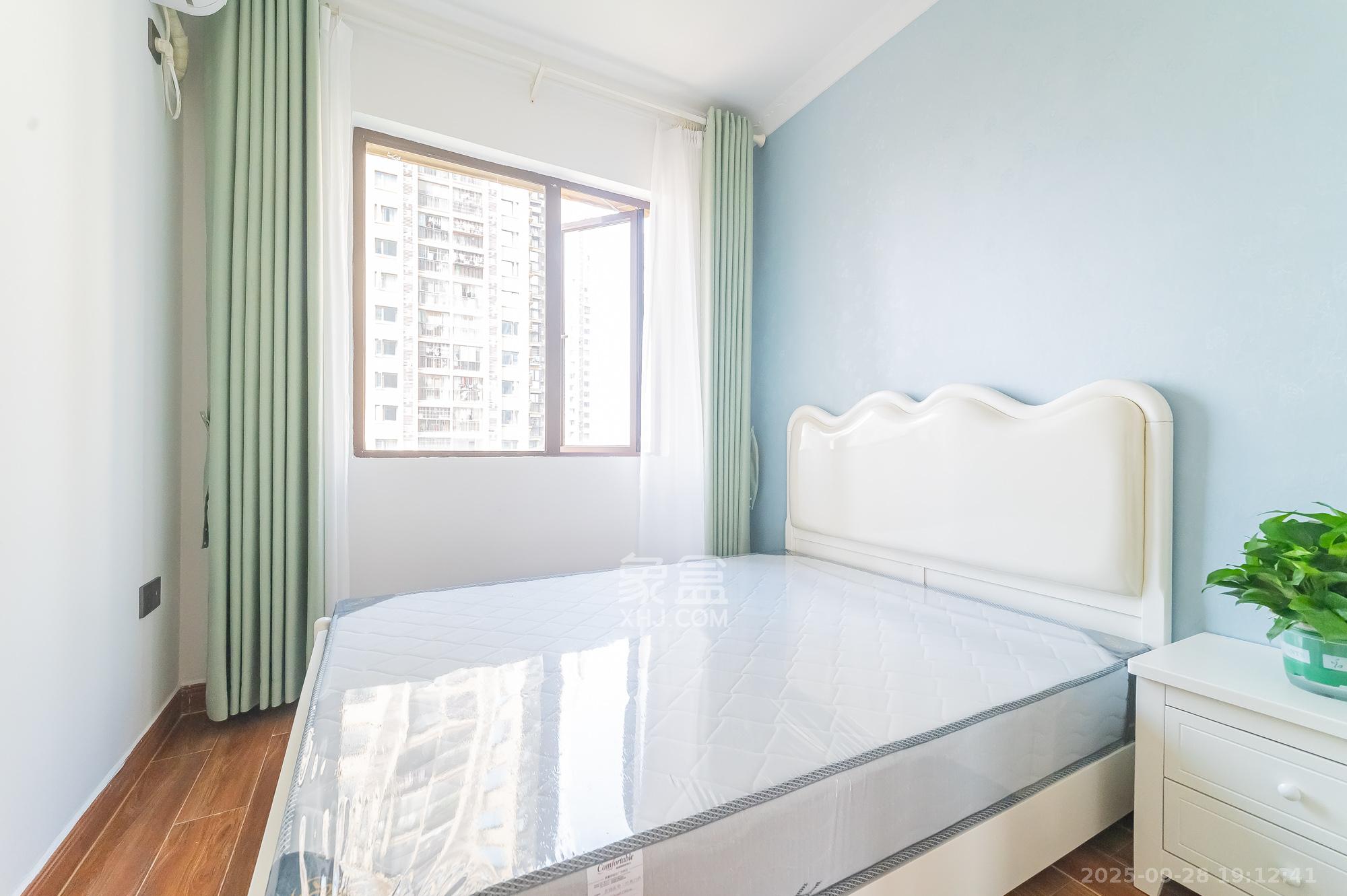 华润置地广场一期 3室2厅1卫 71.8万 华润置地广场一期 3室2厅1卫 71.8万卧室