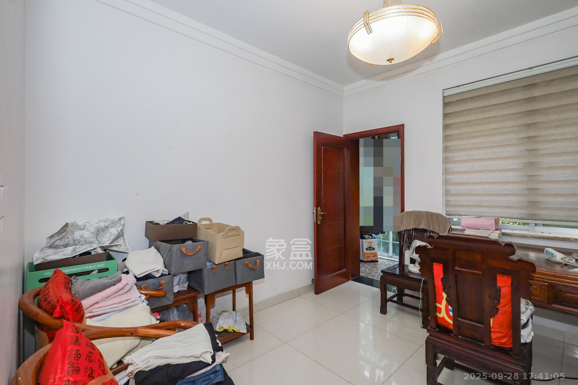 八方小区D区 4室2厅2卫 687.0万 八方小区D区 4室2厅2卫 687.0万卧室