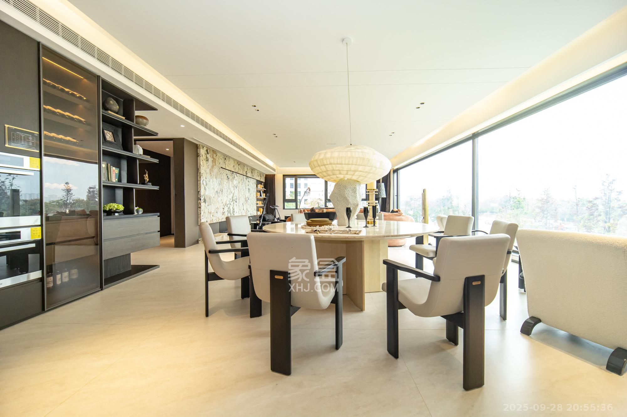 万科松湖天地 4室1厅3卫 440.0万 万科松湖天地 4室1厅3卫 440.0万客厅