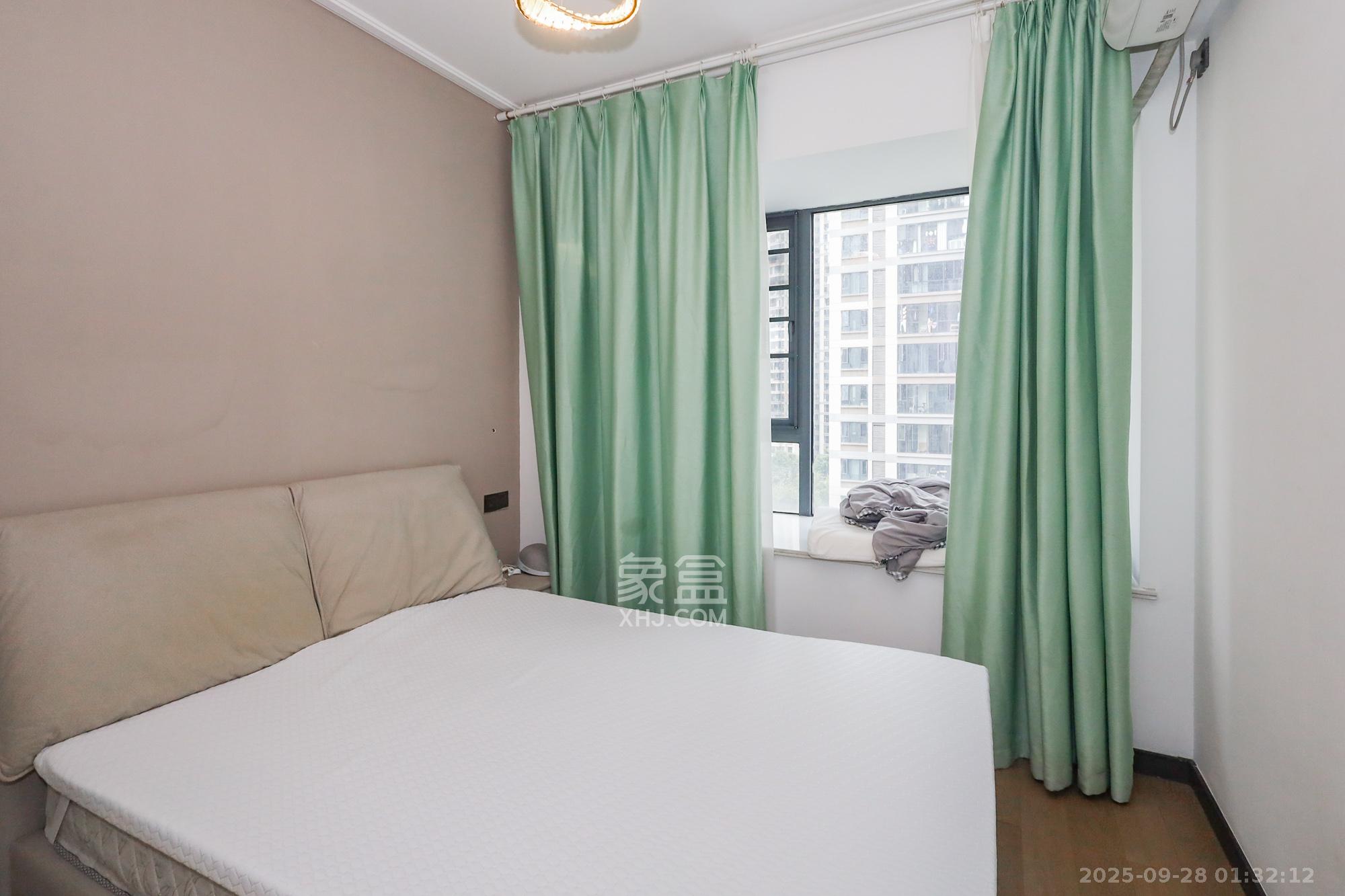 卓越中寰 4室2厅2卫 245.0万 卓越中寰 4室2厅2卫 245.0万卧室