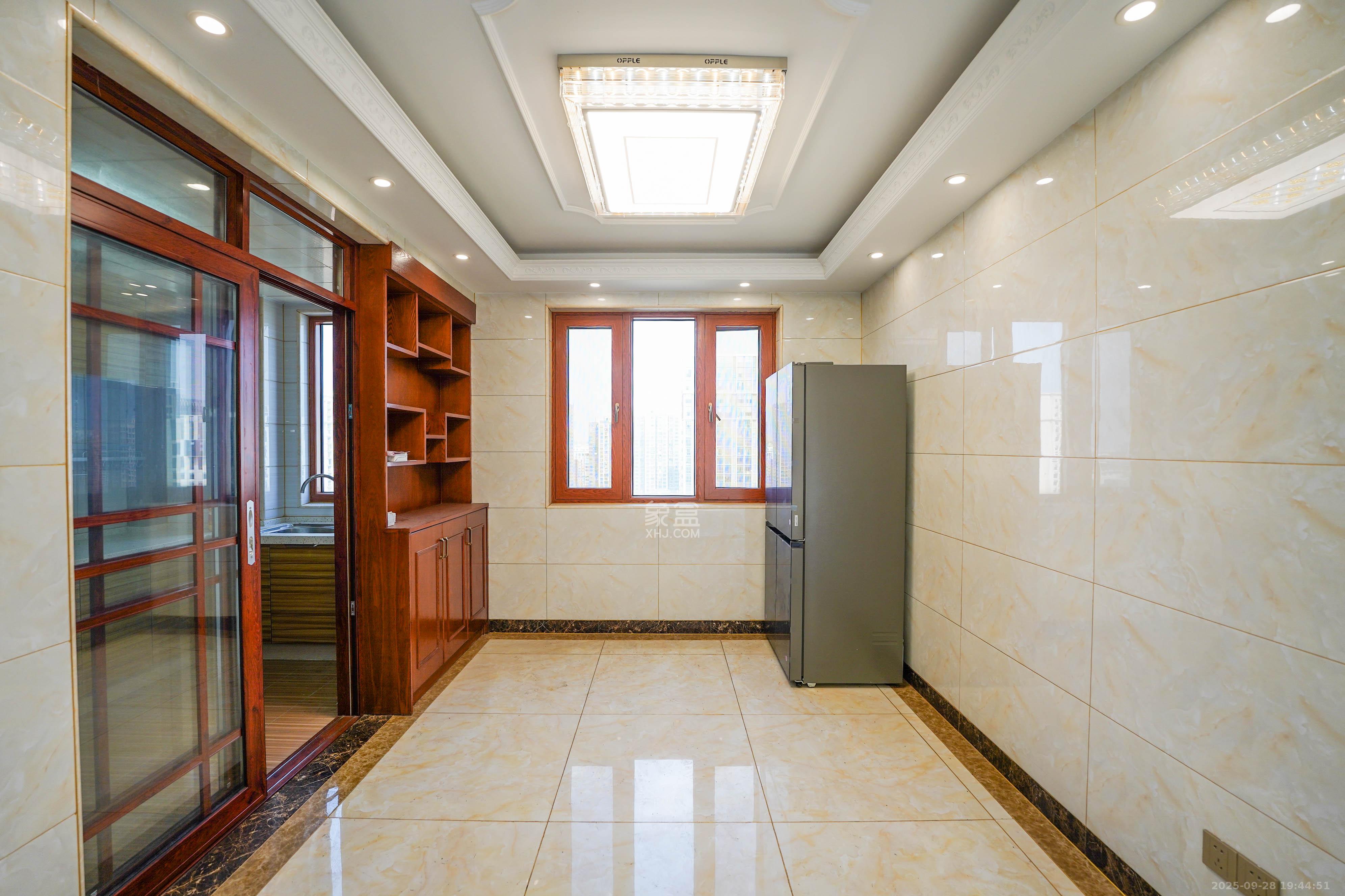 丽发新城  3室2厅2卫    99.0万客厅