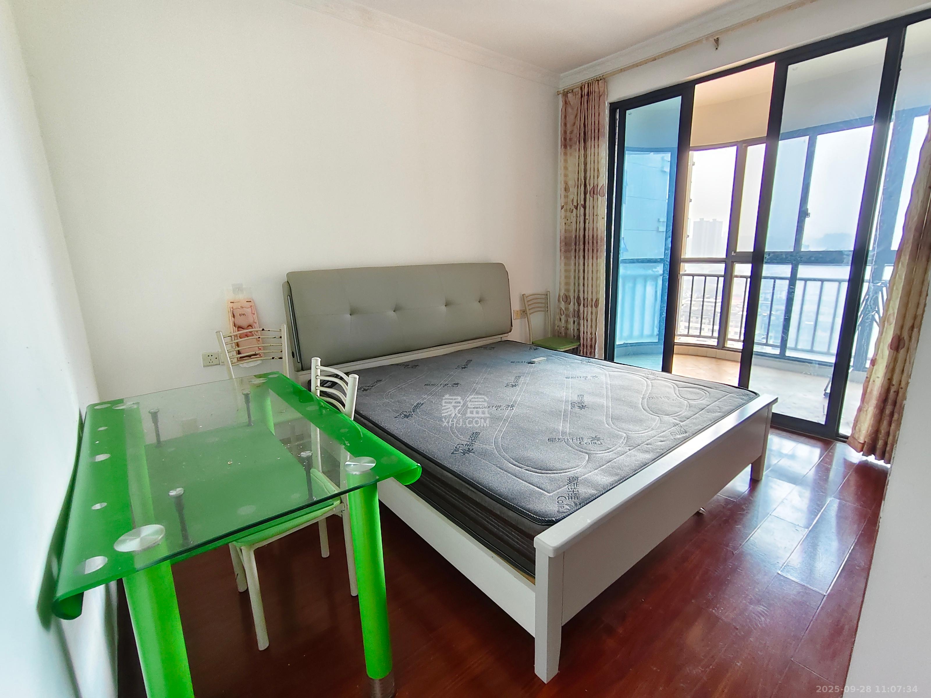 融圣国际 2室2厅1卫 2400.0元/月 融圣国际 2室2厅1卫 2400.0元/月室内图