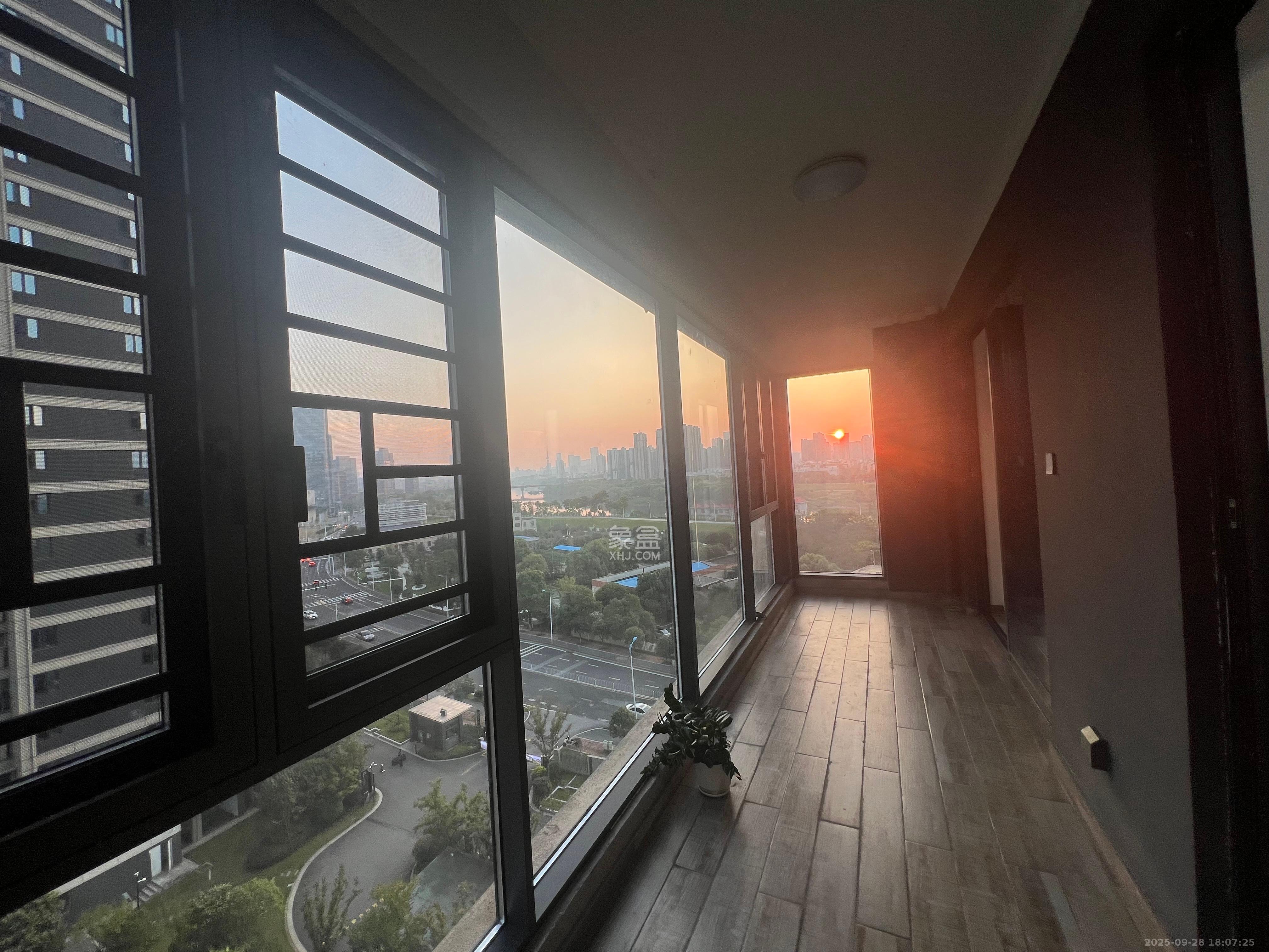 绿地V岛 3室2厅2卫 3500.0元/月 绿地V岛 3室2厅2卫 3500.0元/月室内图