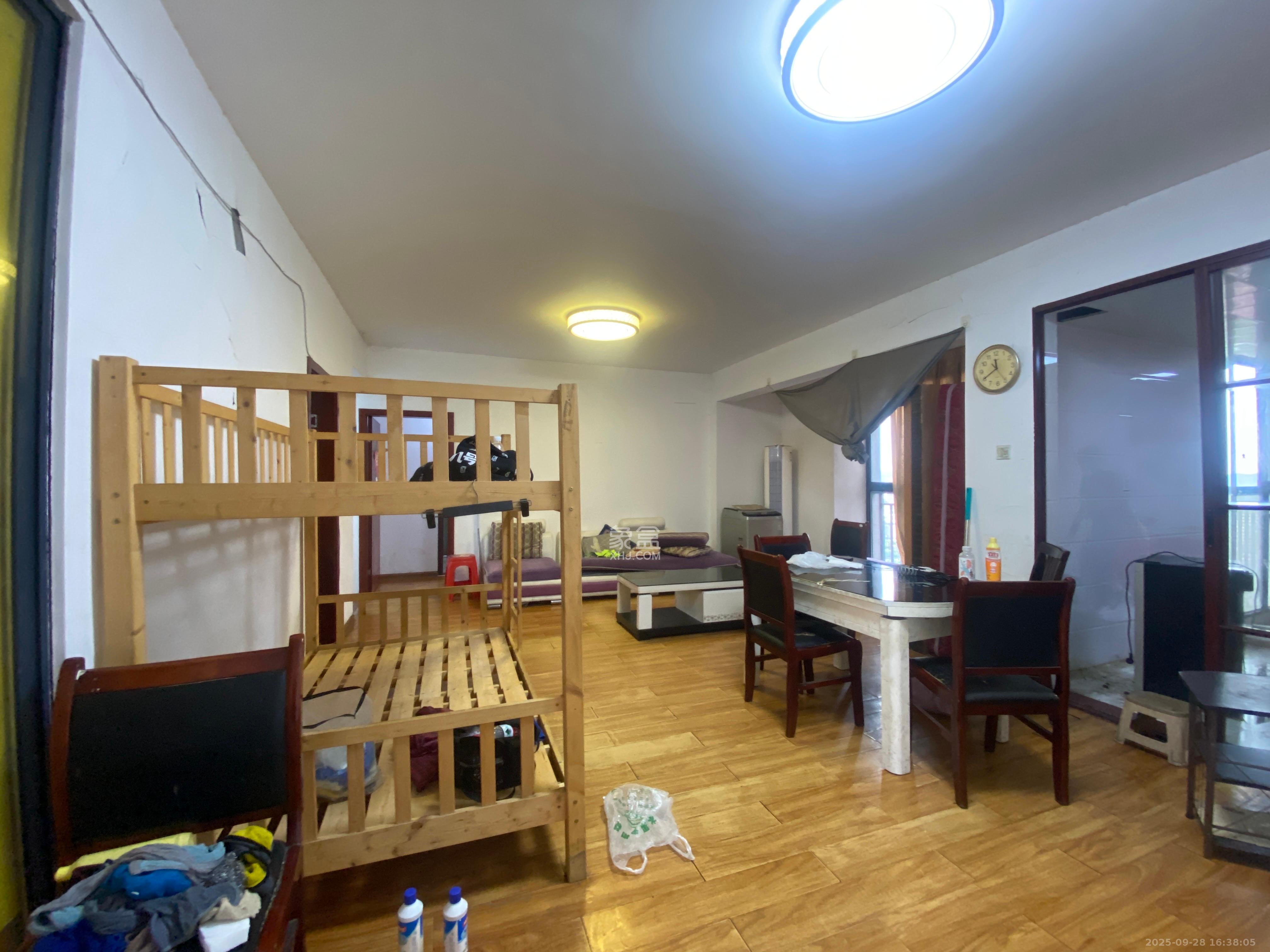 南庭城果 5室2厅2卫 2600.0元/月 南庭城果 5室2厅2卫 2600.0元/月室内图