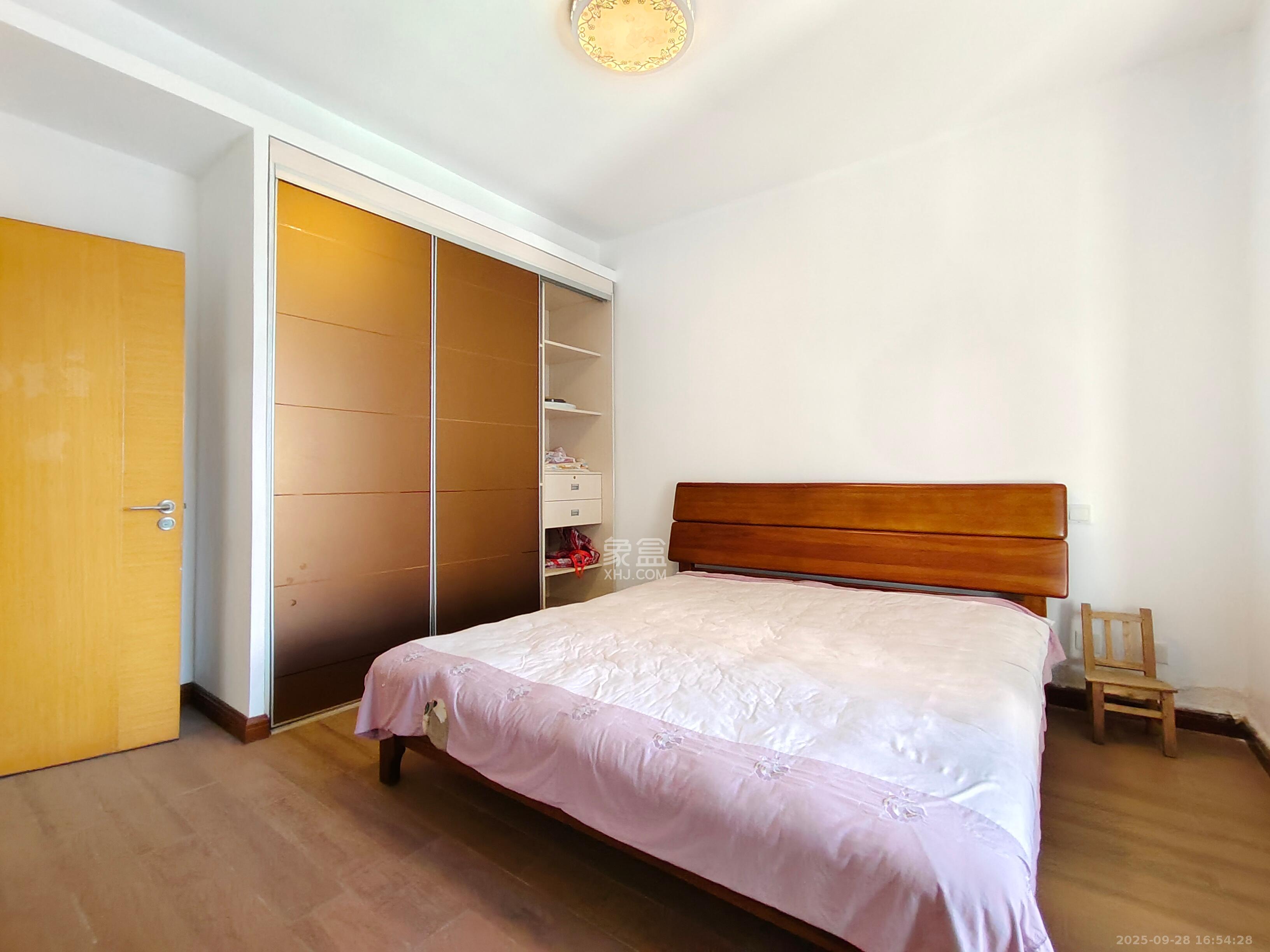 银港水晶城  3室2厅2卫    2600.0元/月 银港水晶城  3室2厅2卫    2600.0元/月