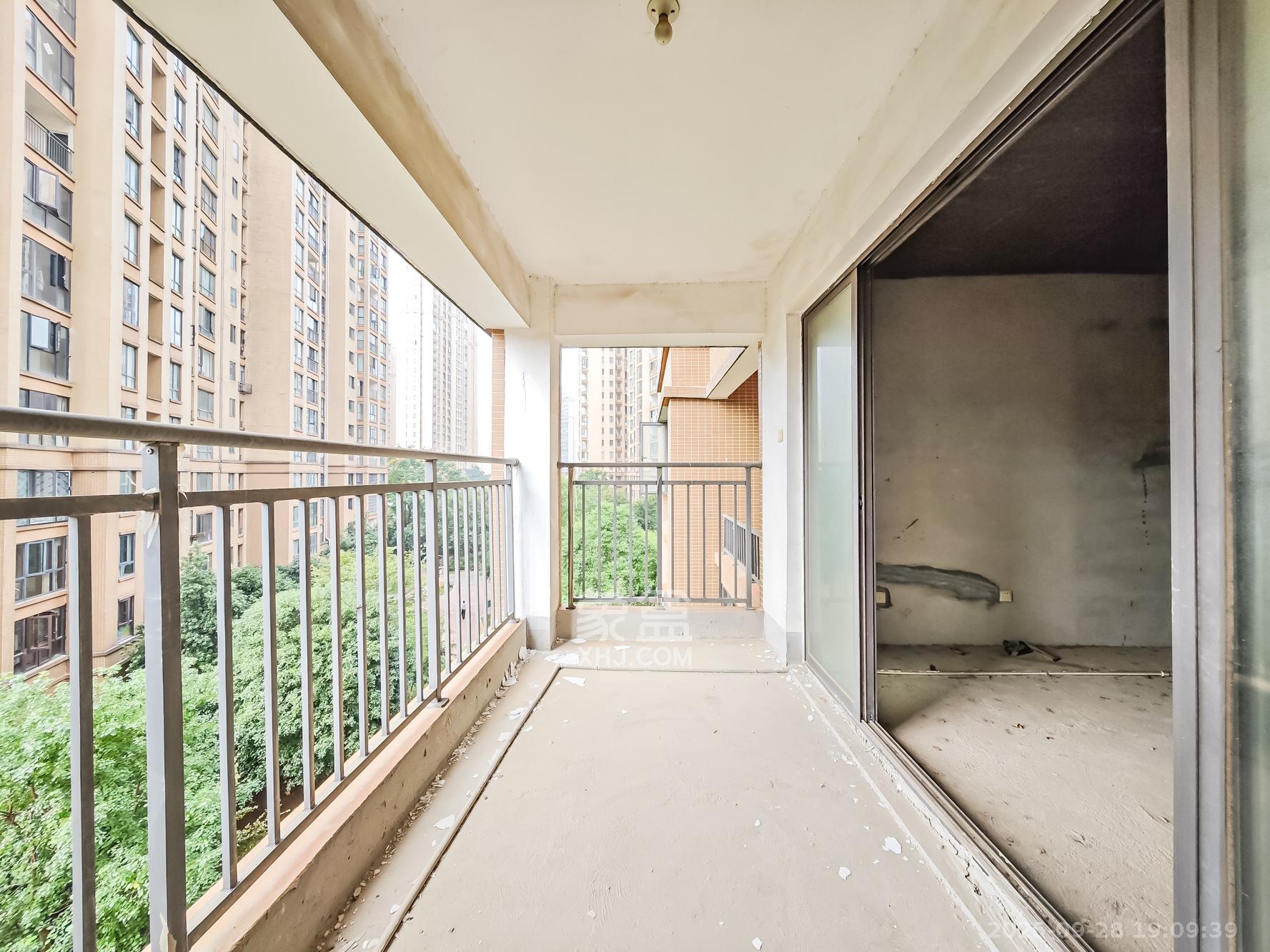 湘诚德峰小区B区  4室2厅2卫    110.8万阳台