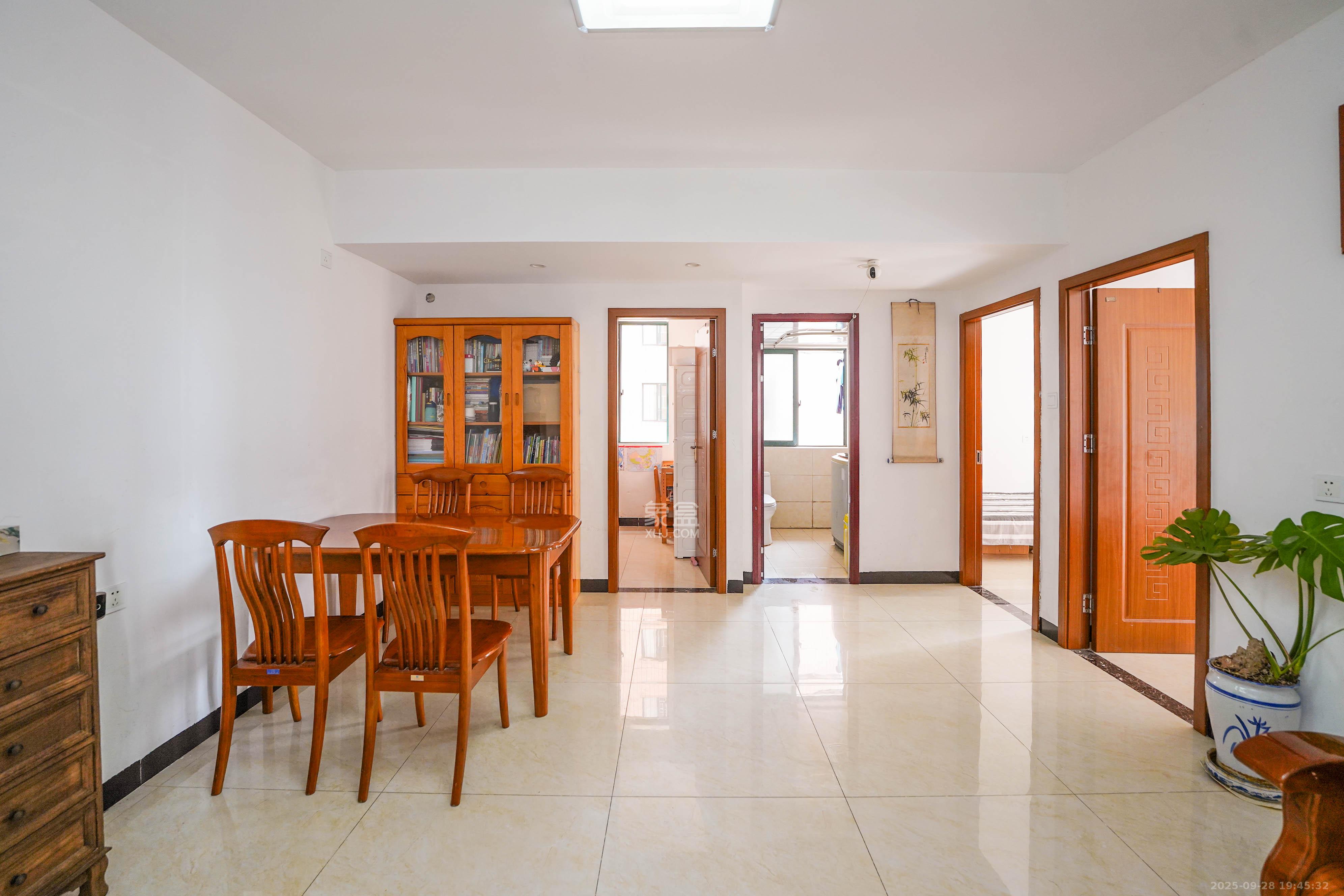 丽发新城  3室2厅1卫    51.8万客厅