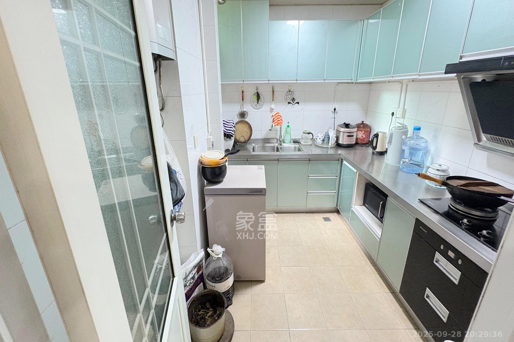 京电花园  3室2厅2卫    122.0万厨房