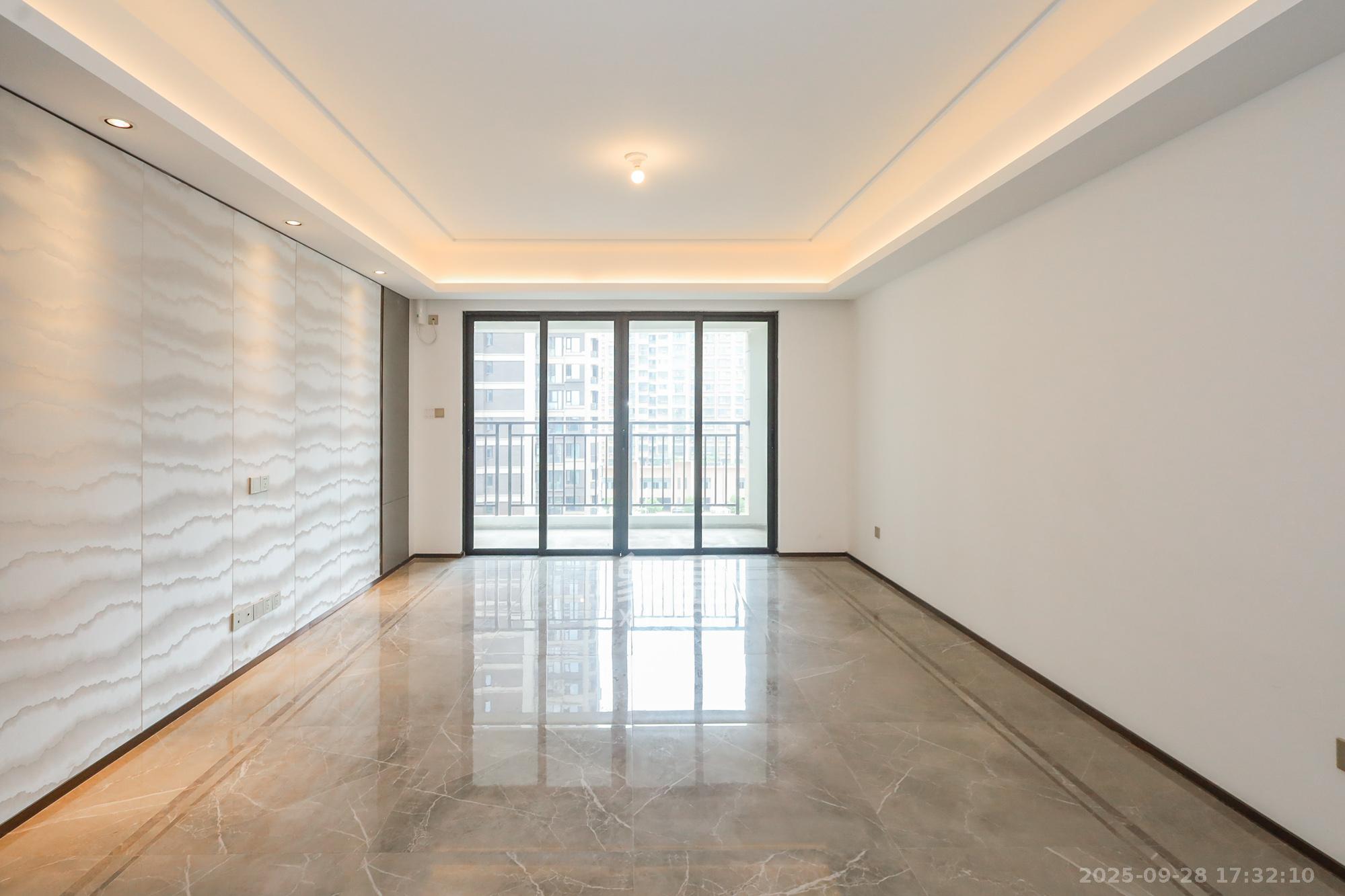 金茂建发泊悦 4室2厅2卫 228.0万 金茂建发泊悦 4室2厅2卫 228.0万客厅