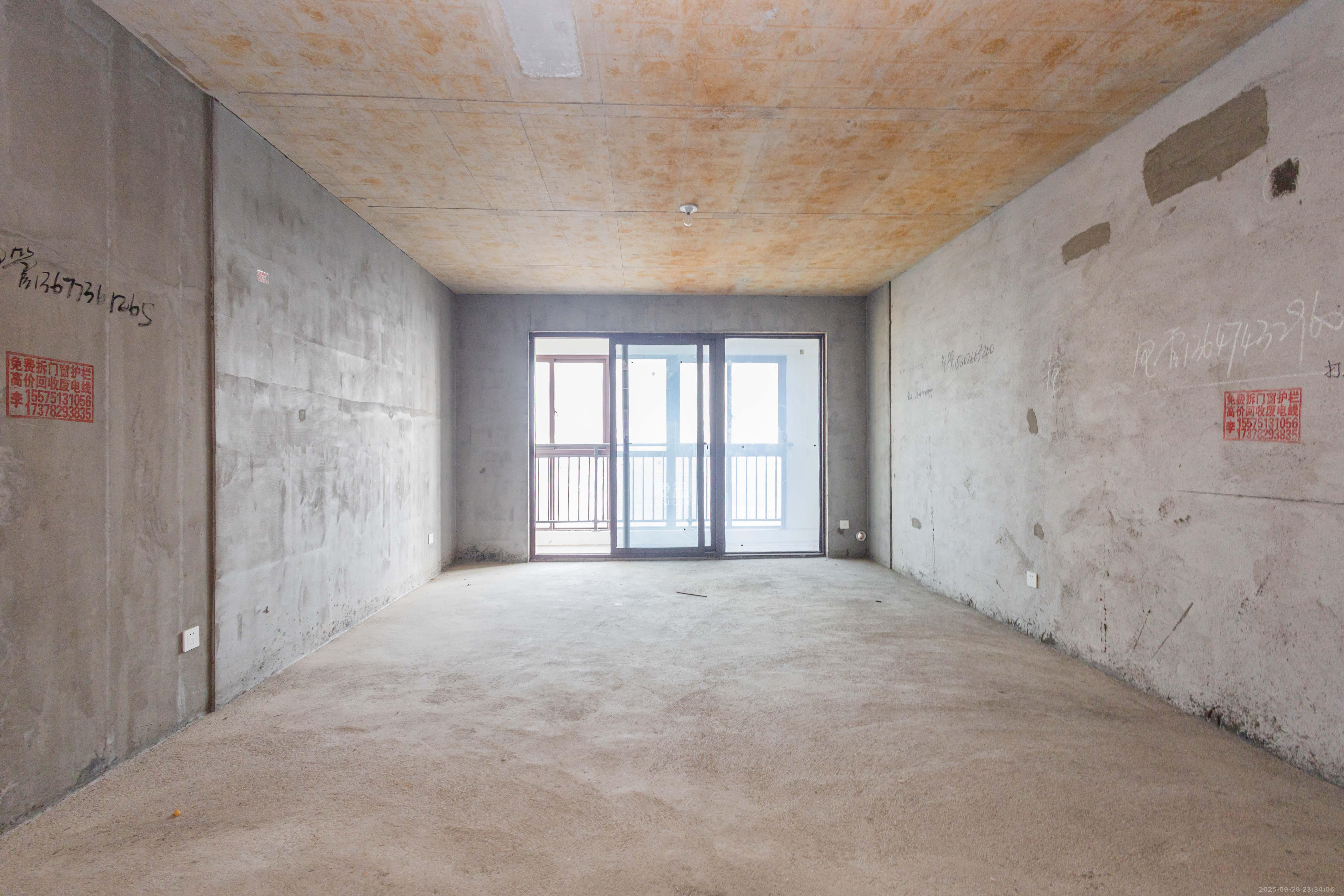 东方美地  4室2厅2卫    108.0万客厅