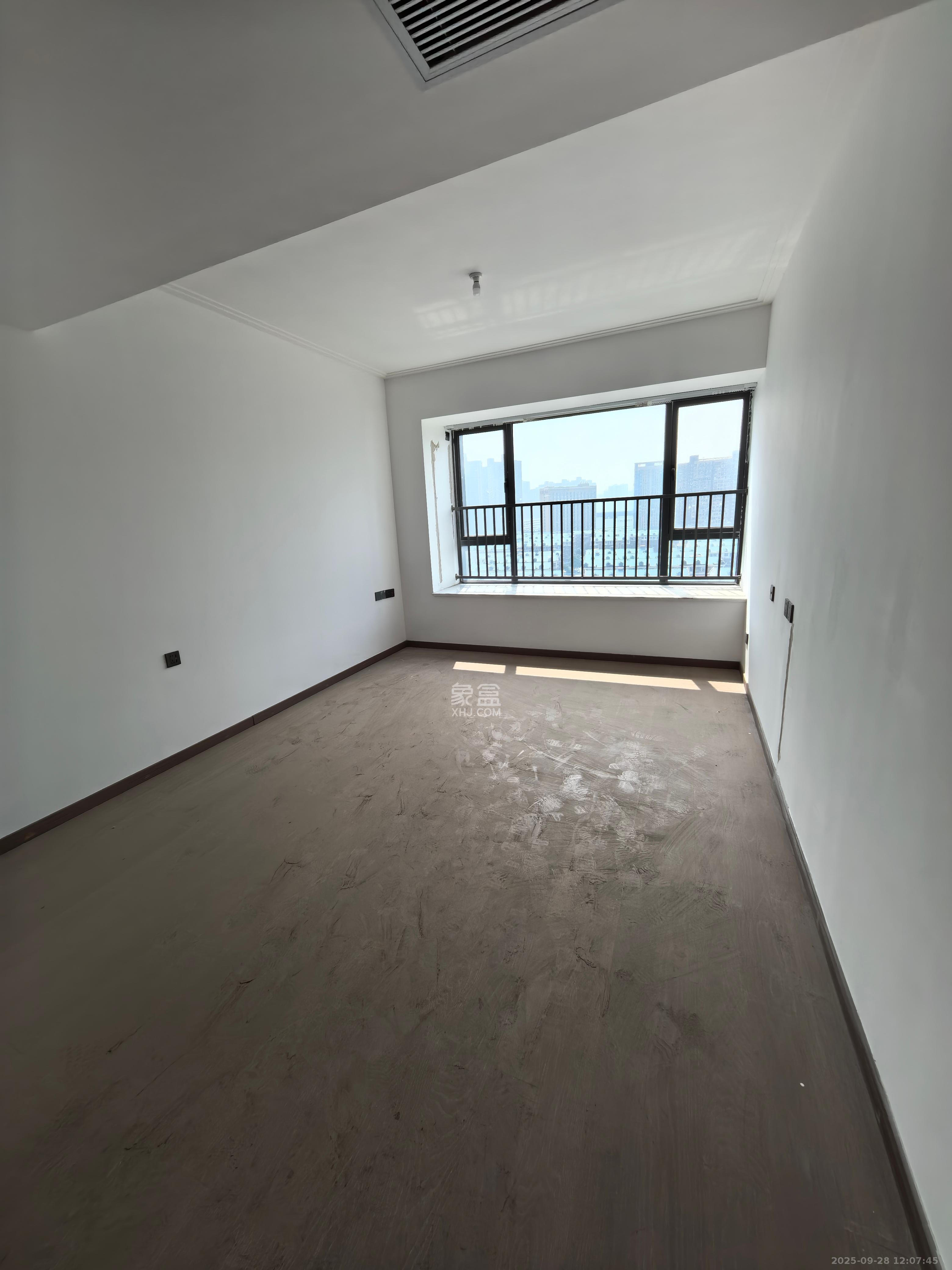 绿地V岛  4室2厅2卫    4000.0元/月室内图