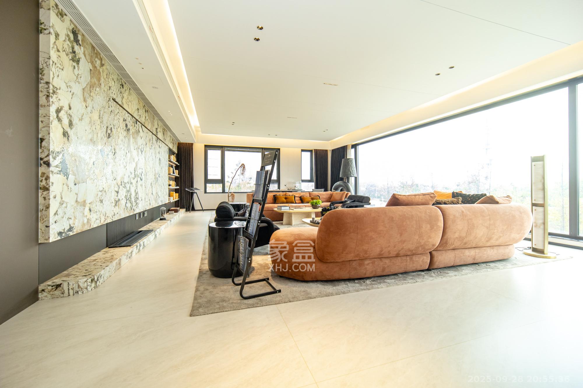 万科松湖天地 4室1厅3卫 440.0万 万科松湖天地 4室1厅3卫 440.0万客厅