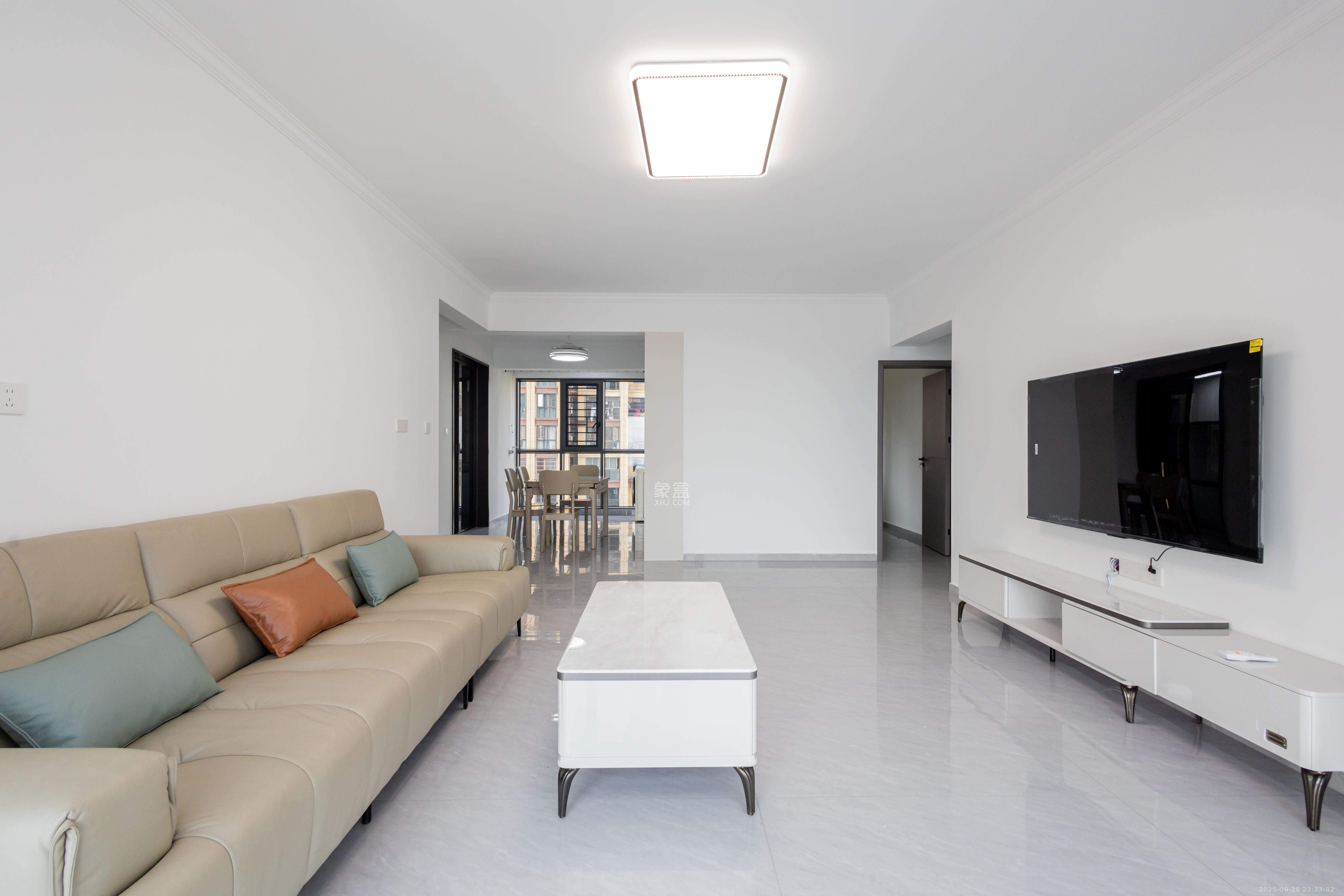 东方美地 3室2厅2卫 110.0万 东方美地 3室2厅2卫 110.0万客厅