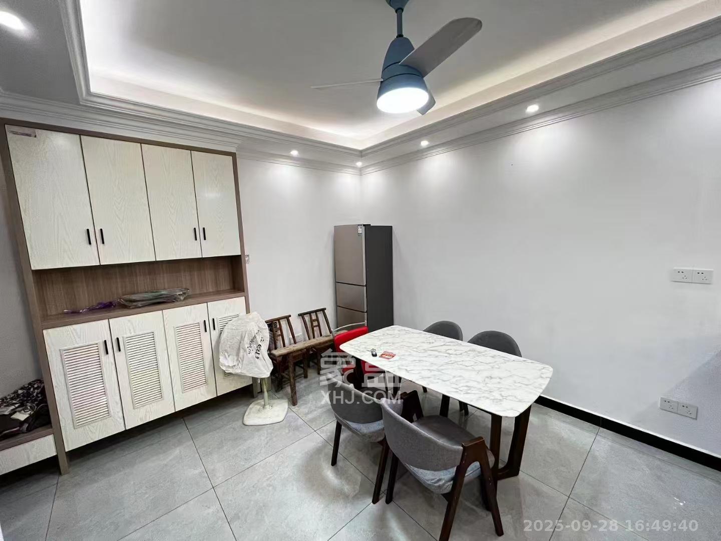 鄱阳佳郡 4室2厅2卫 2100.0元/月 鄱阳佳郡 4室2厅2卫 2100.0元/月室内图