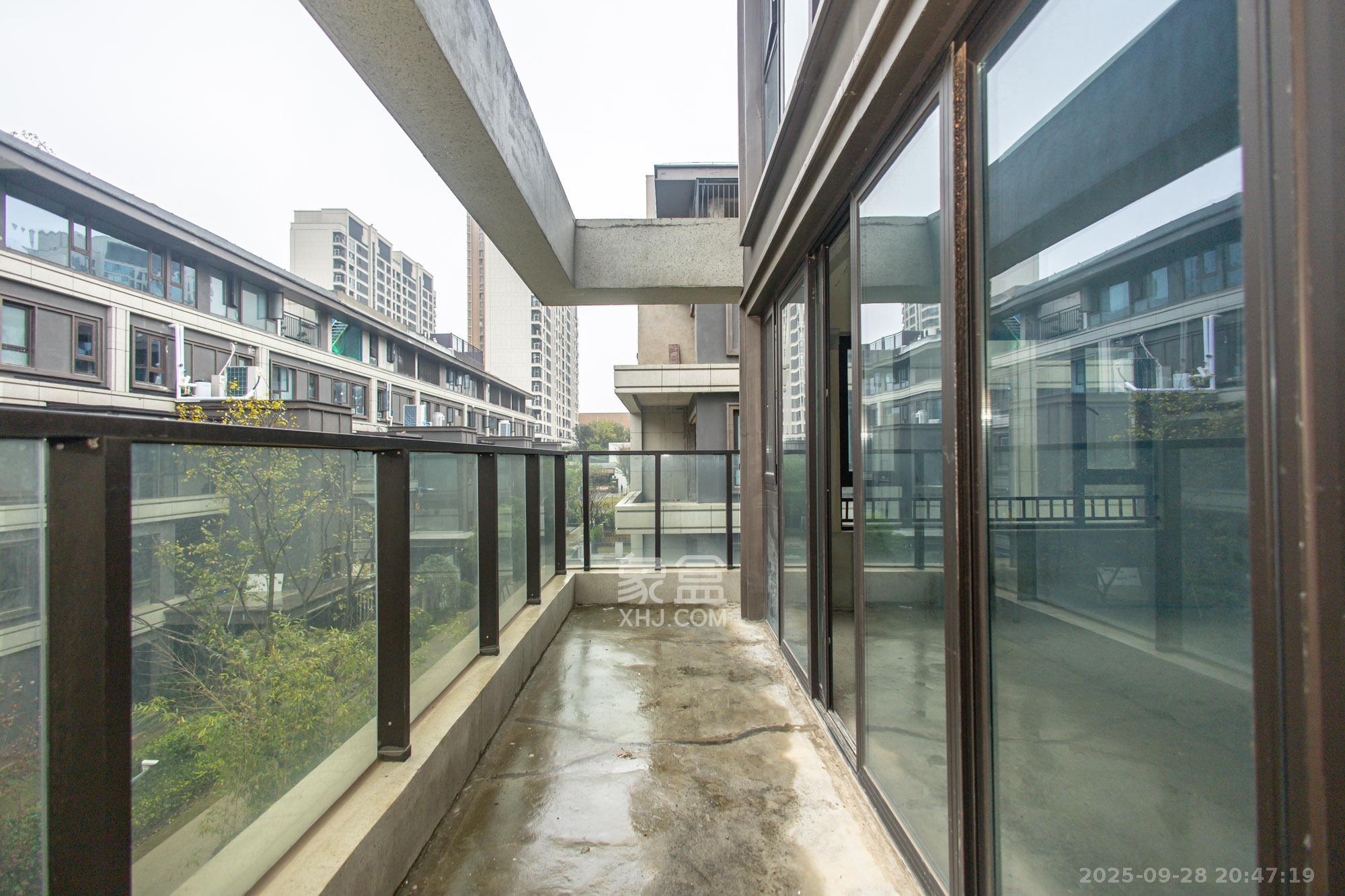 东原麓印长江C区  4室2厅2卫    260.0万阳台
