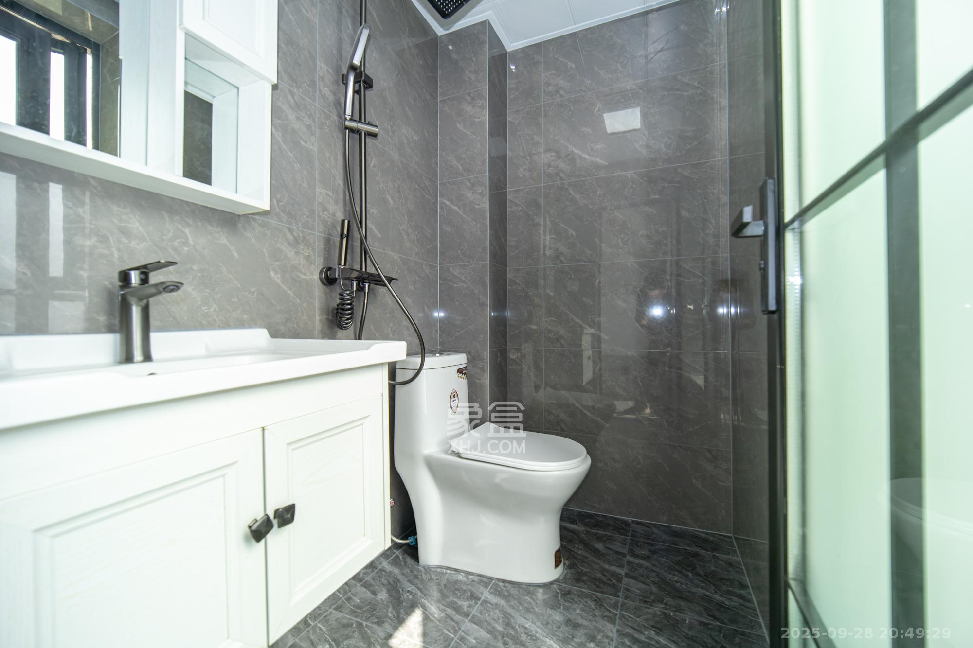 月湖兰庭 4室2厅1卫 126.8万 月湖兰庭 4室2厅1卫 126.8万卫生间