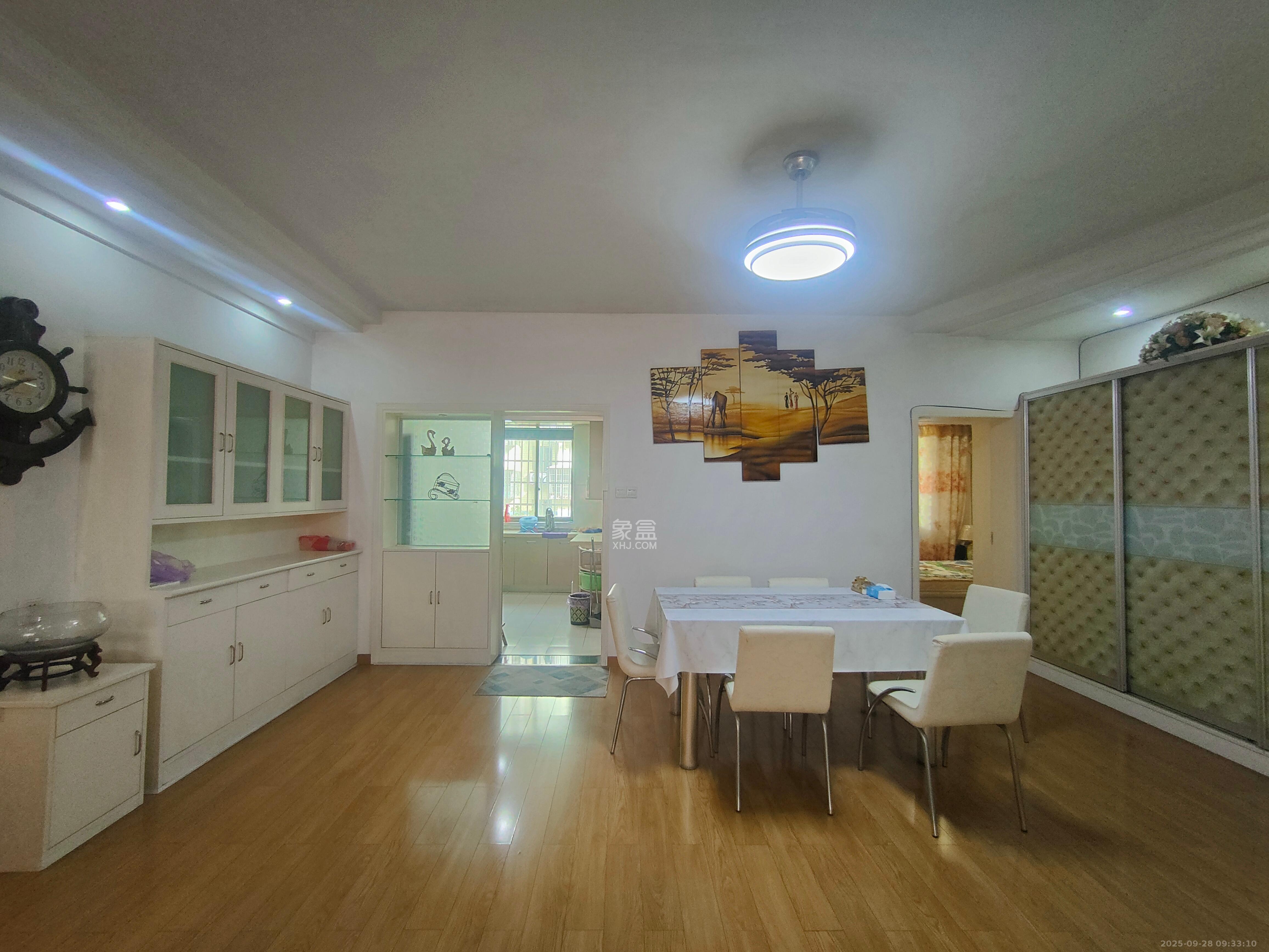 西城公寓 4室2厅2卫 2400.0元/月 西城公寓 4室2厅2卫 2400.0元/月室内图