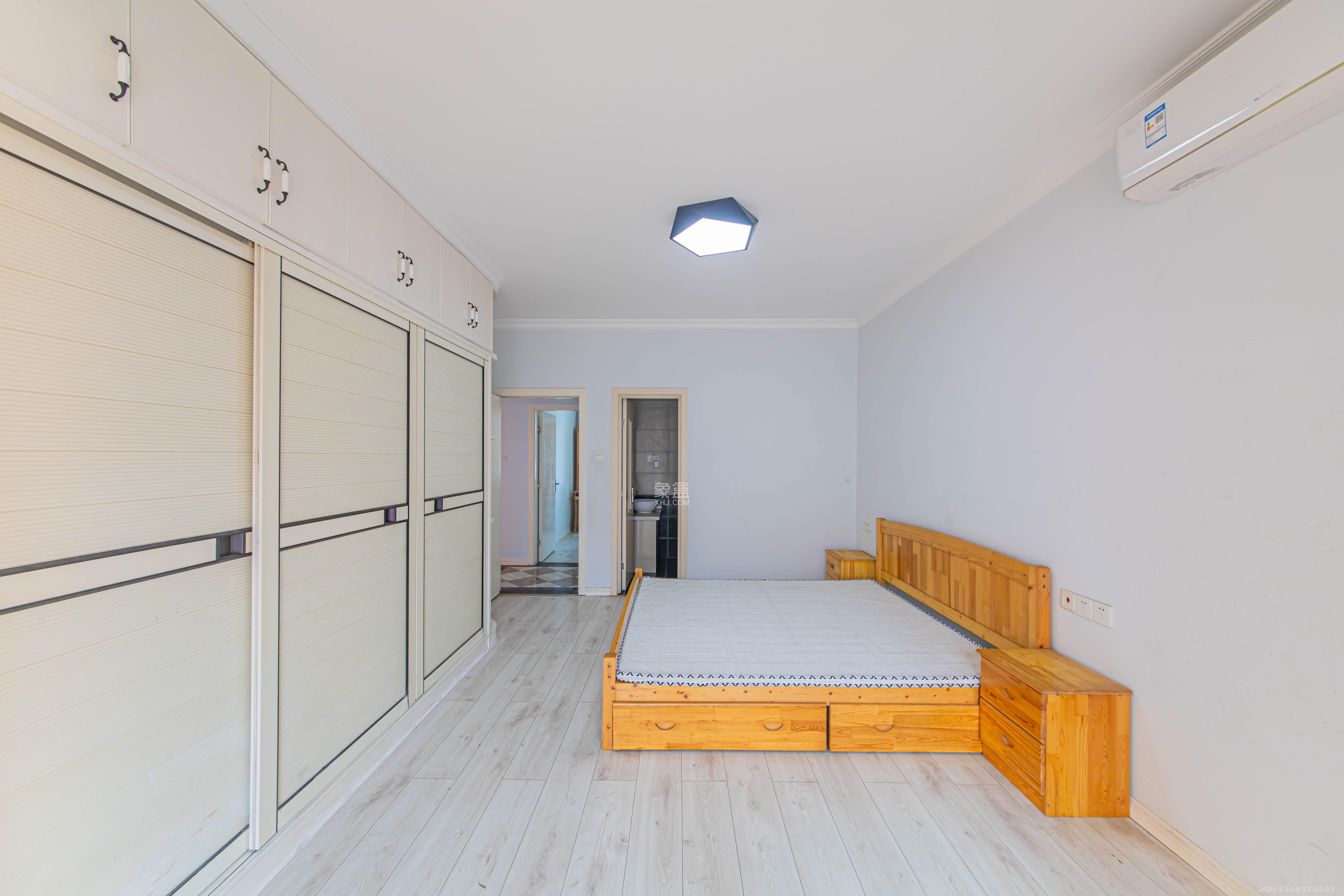 鑫远和城(一、二期)  5室2厅2卫    125.0万 鑫远和城(一、二期)  5室2厅2卫    125.0万卧室