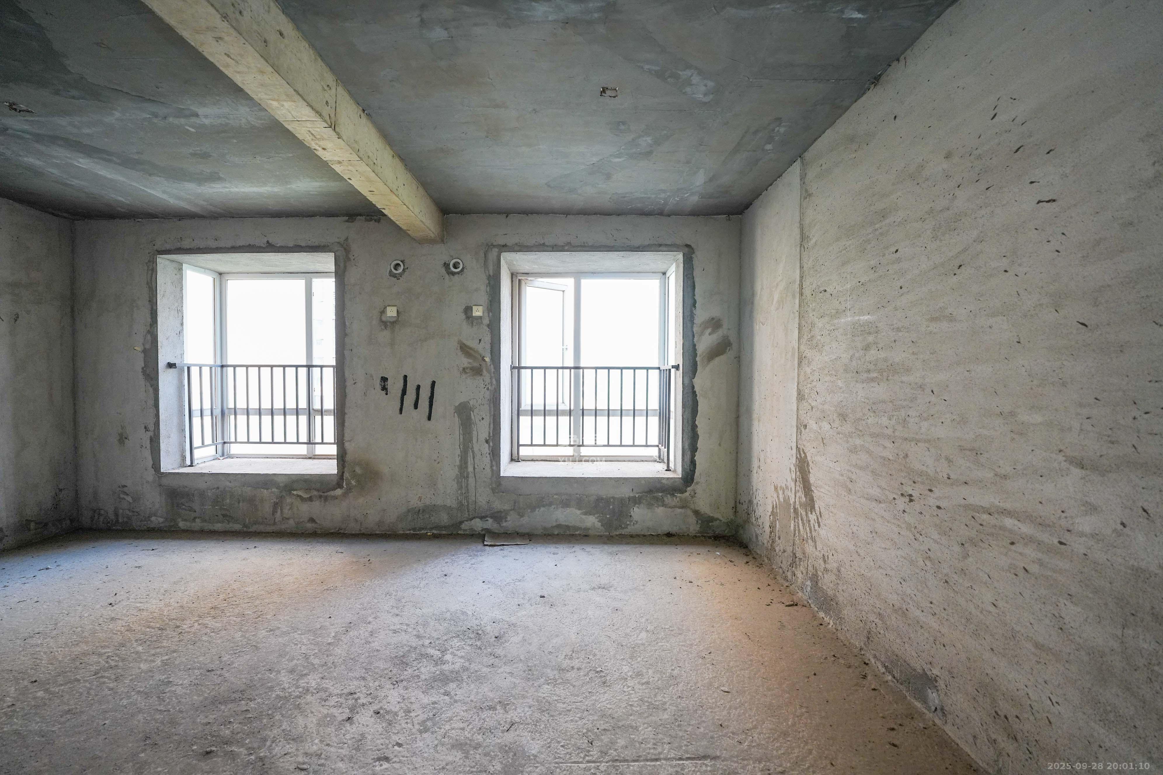 丽发新城 3室3厅2卫 85.0万 丽发新城 3室3厅2卫 85.0万卧室