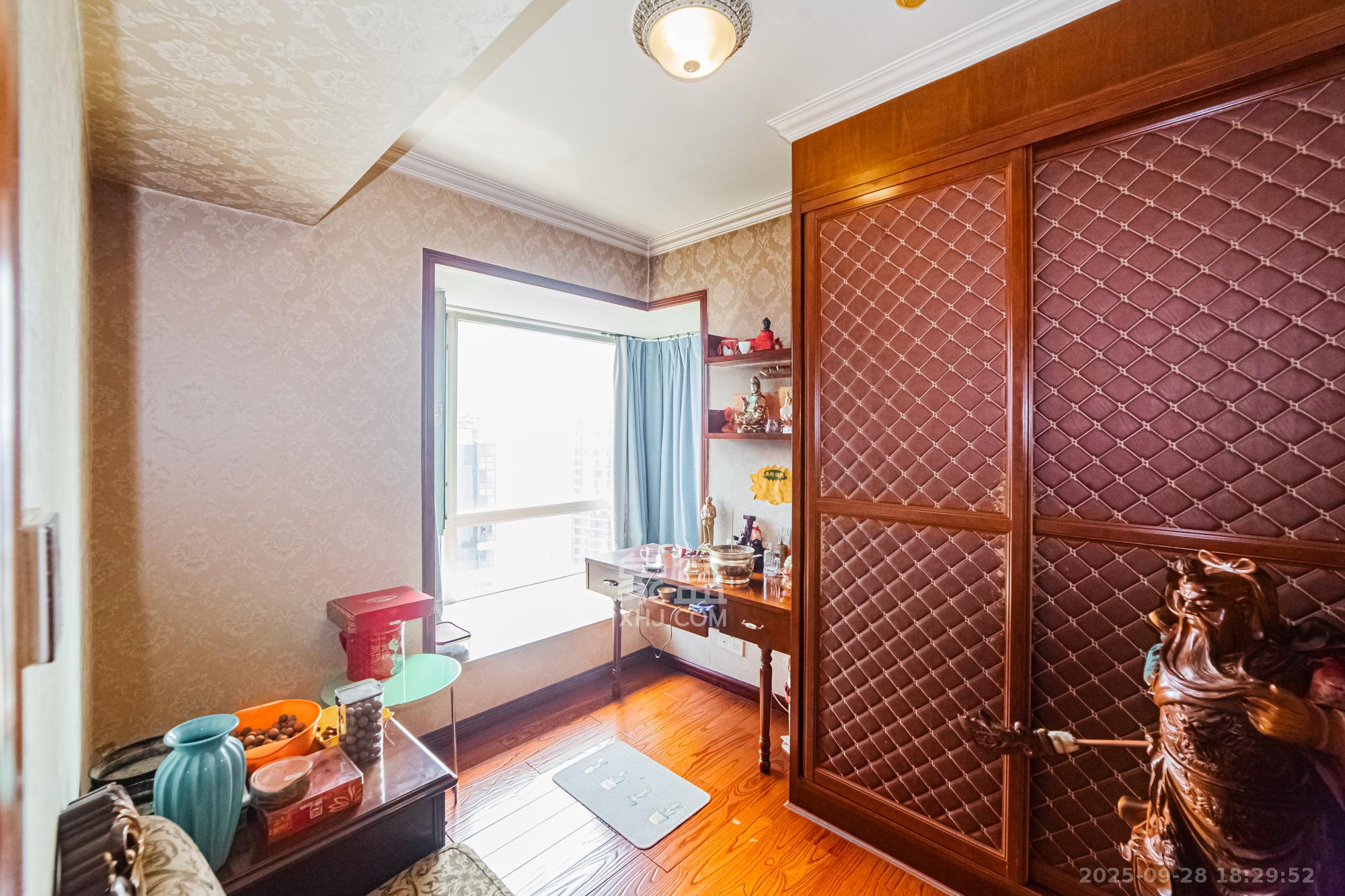 北辰三角洲D3区 5室2厅2卫 290.0万 北辰三角洲D3区 5室2厅2卫 290.0万卧室