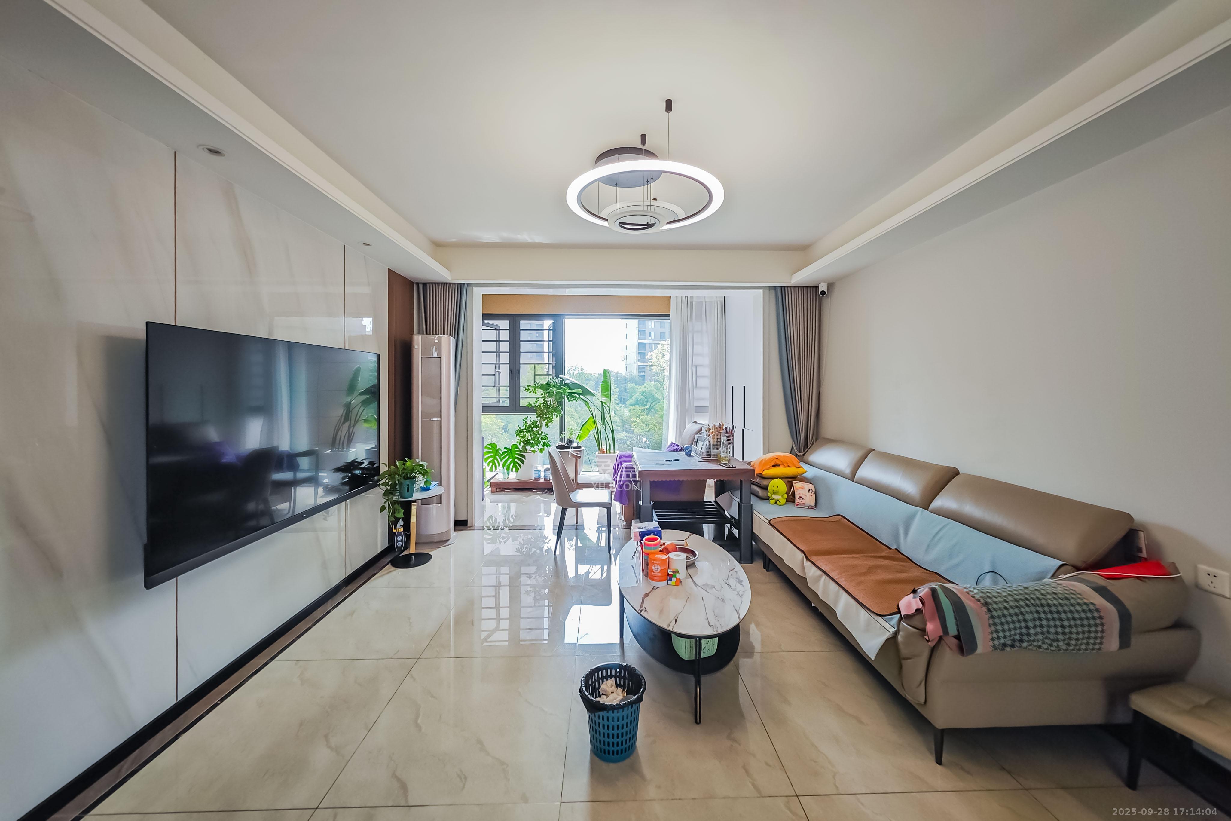 保利茉莉公馆  4室2厅2卫    182.0万客厅