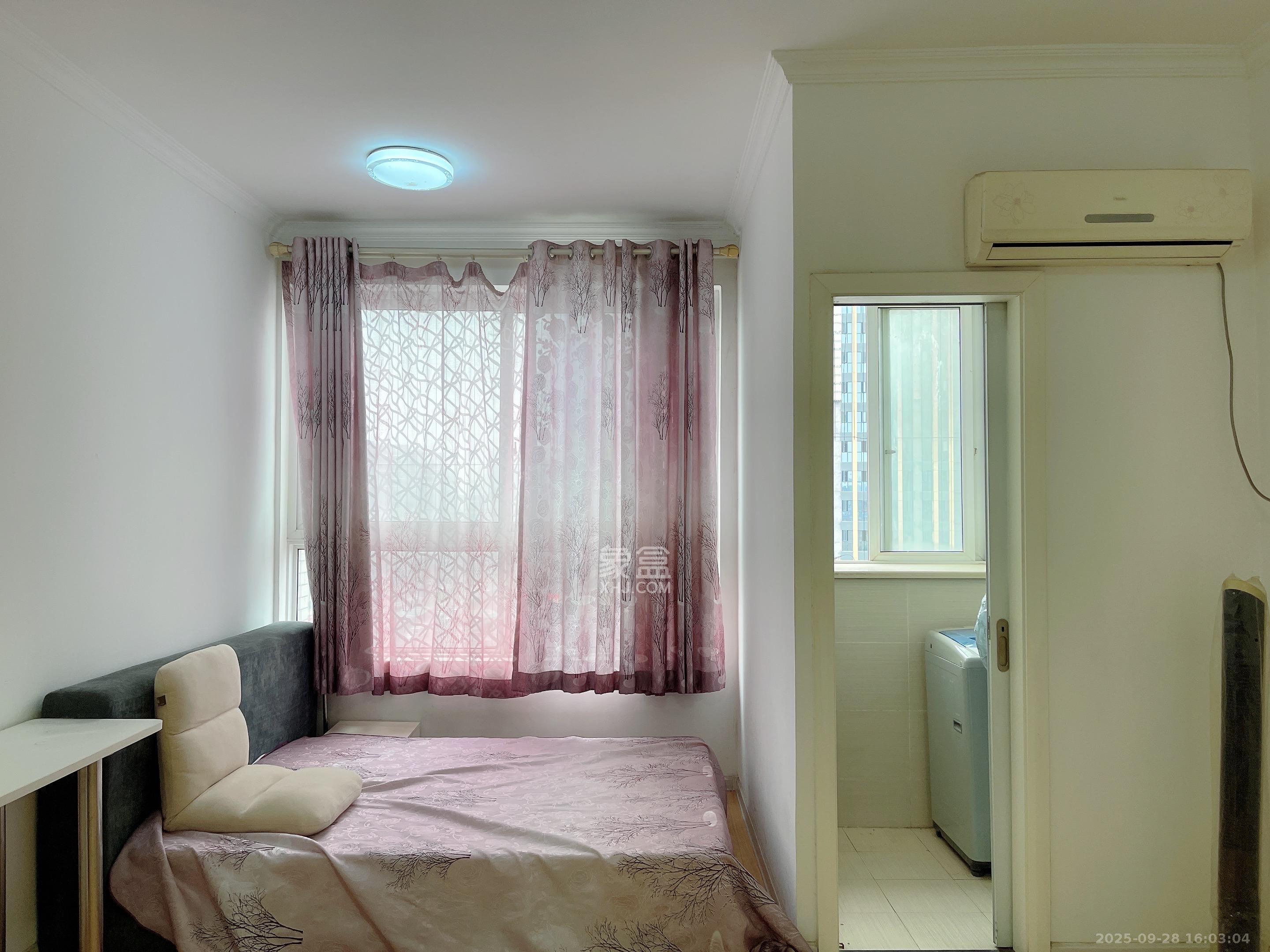 月亮湾草莓街区一、二期  1室0厅0卫    1200.0元/月室内图