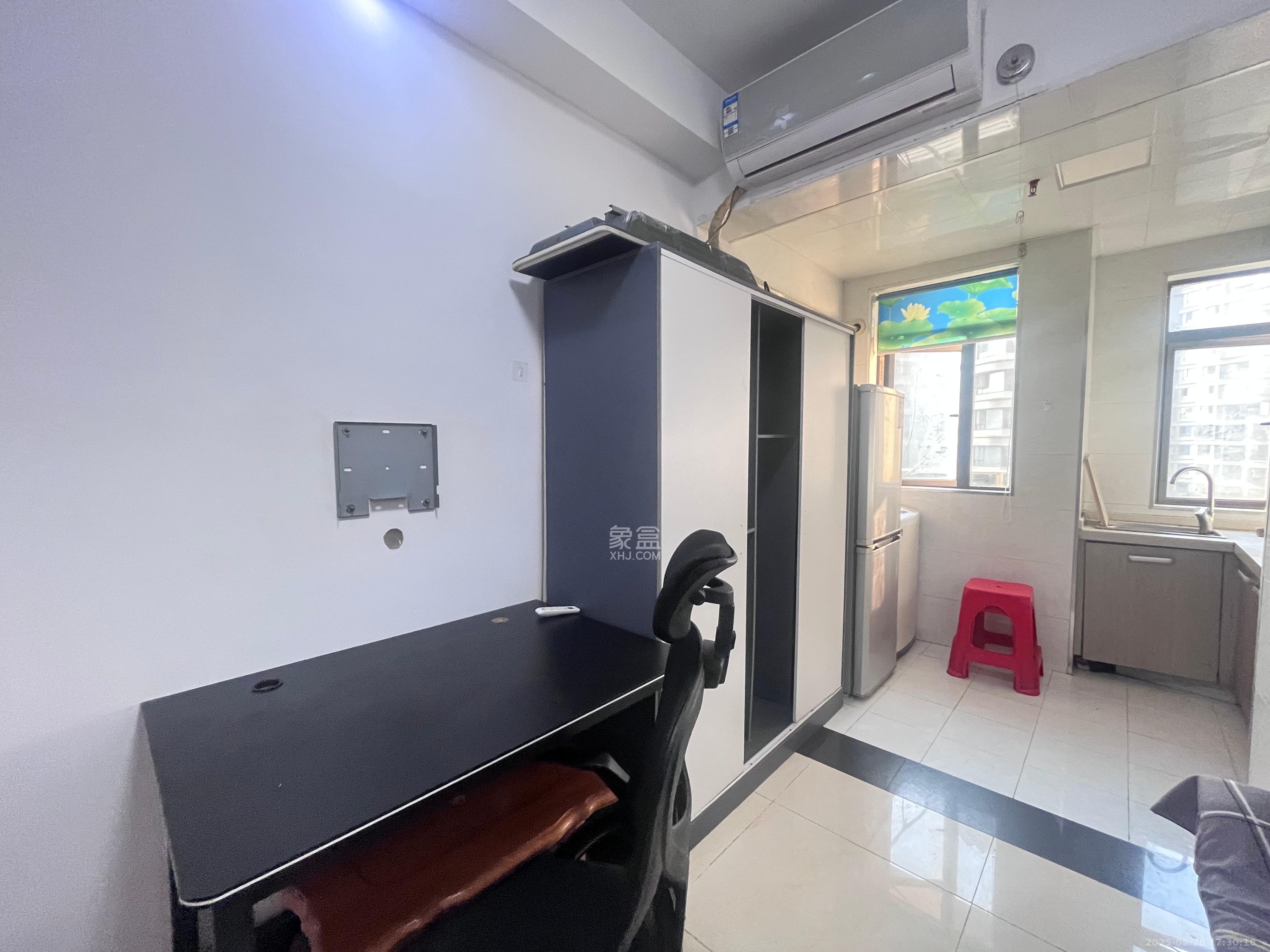 保利麓谷林语I区  1室1厅1卫    1200.0元/月室内图