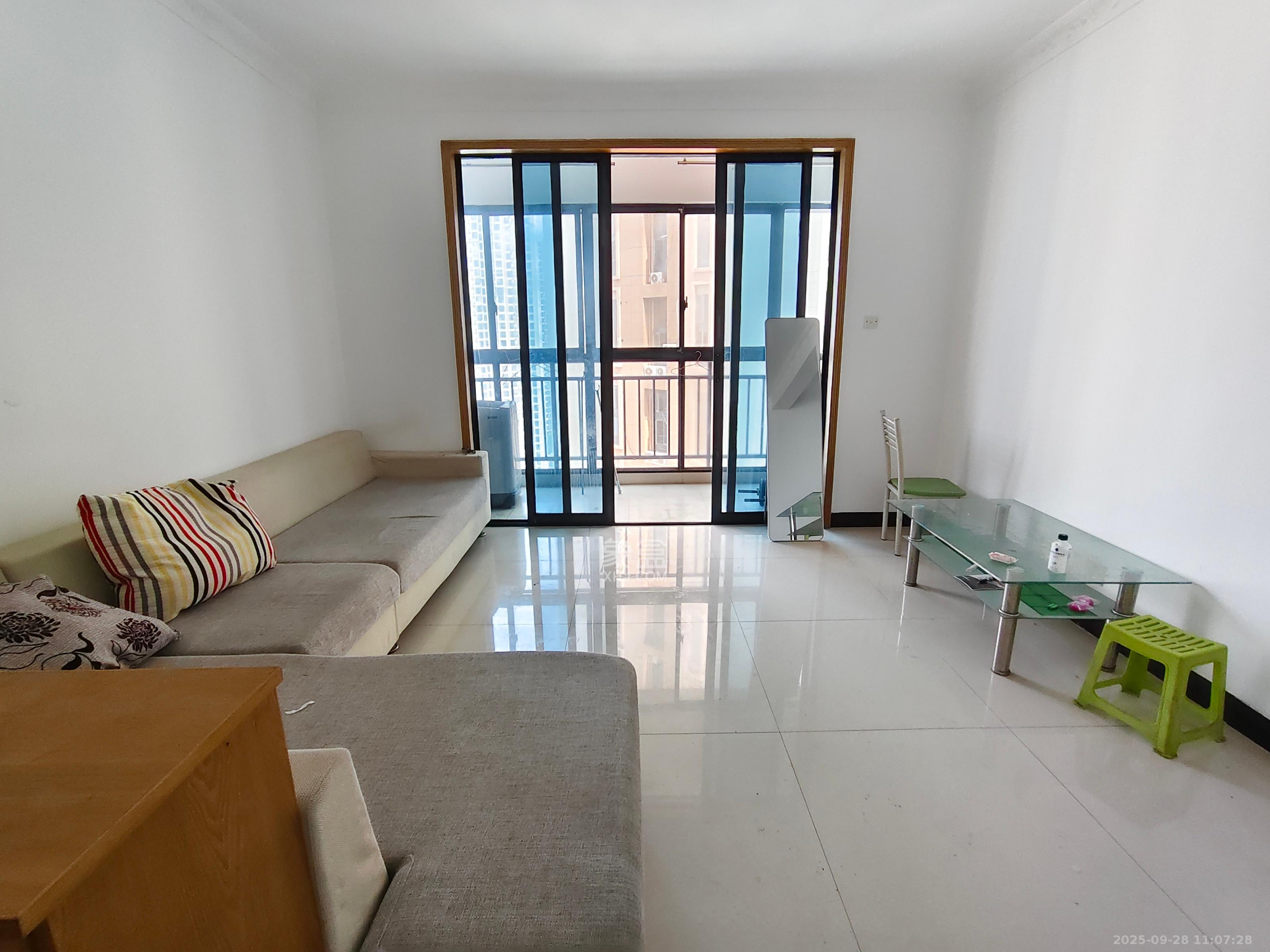 融圣国际 2室2厅1卫 2400.0元/月 融圣国际 2室2厅1卫 2400.0元/月室内图