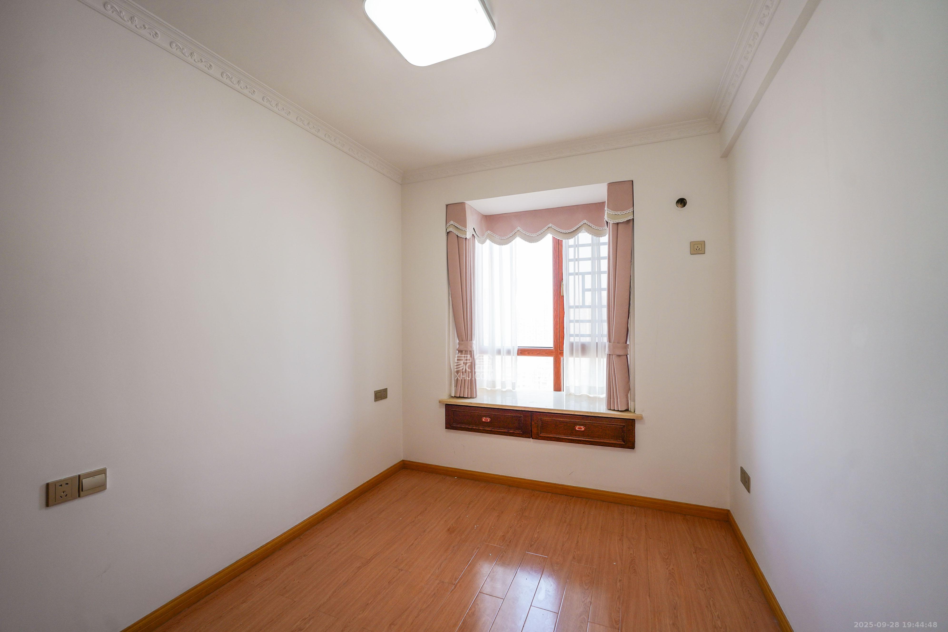 丽发新城 3室2厅2卫 99.0万 丽发新城 3室2厅2卫 99.0万卧室