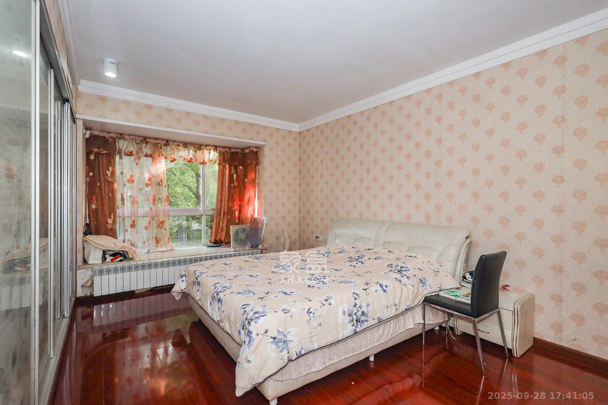 八方小区D区 4室2厅2卫 687.0万 八方小区D区 4室2厅2卫 687.0万卧室